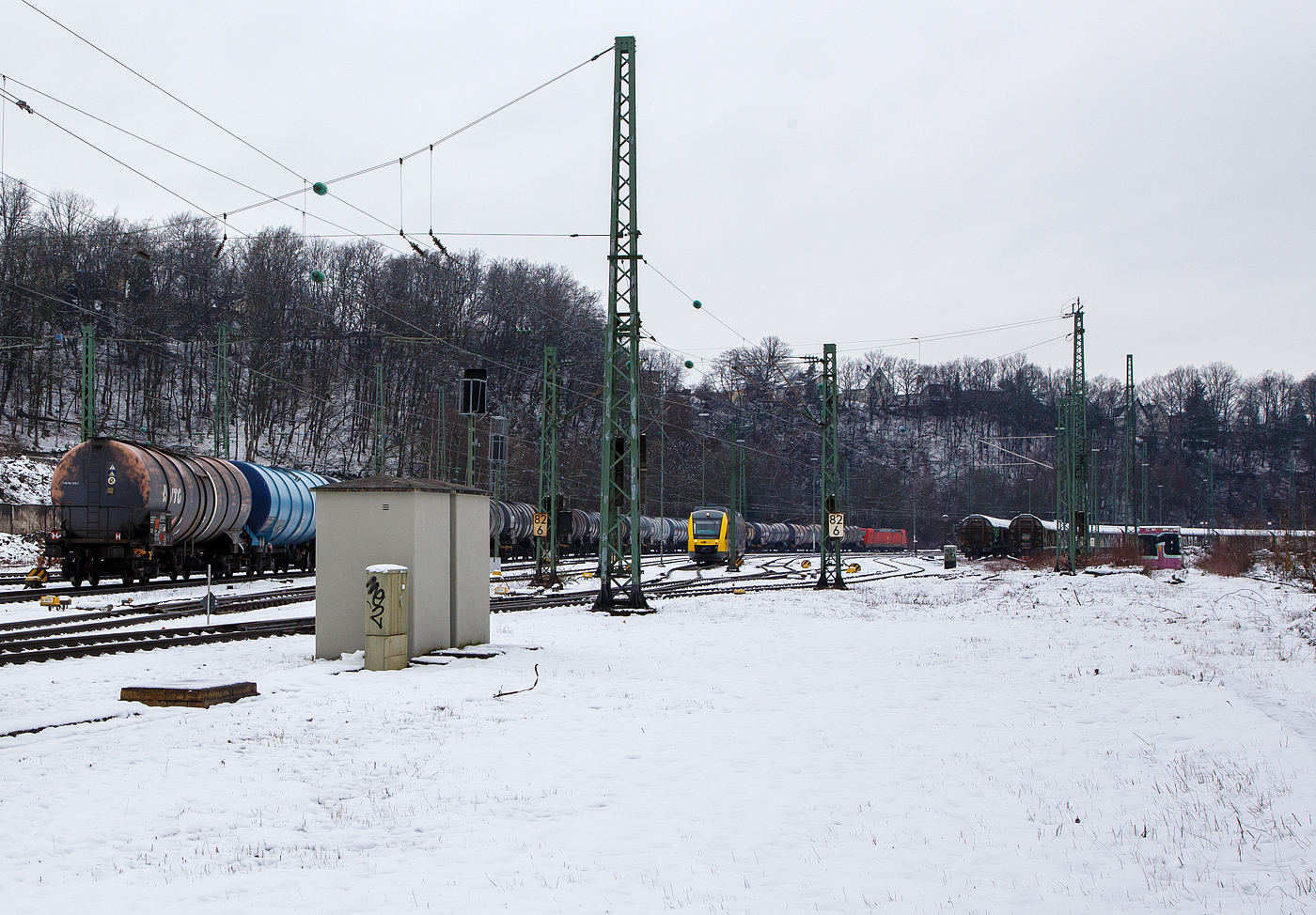 Da fährt sie hin...
Die 185 287-9  (91 80 6185 283-9 D-DB) fährt am 08.03.2023, mit einem Kesselwagenzug (Ladegut laut Gefahrgutkennzeichnung nicht genau genannte Erdöldestillate bzw. Erdölprodukte), durch Betzdorf (Sieg) in Richtung Köln.