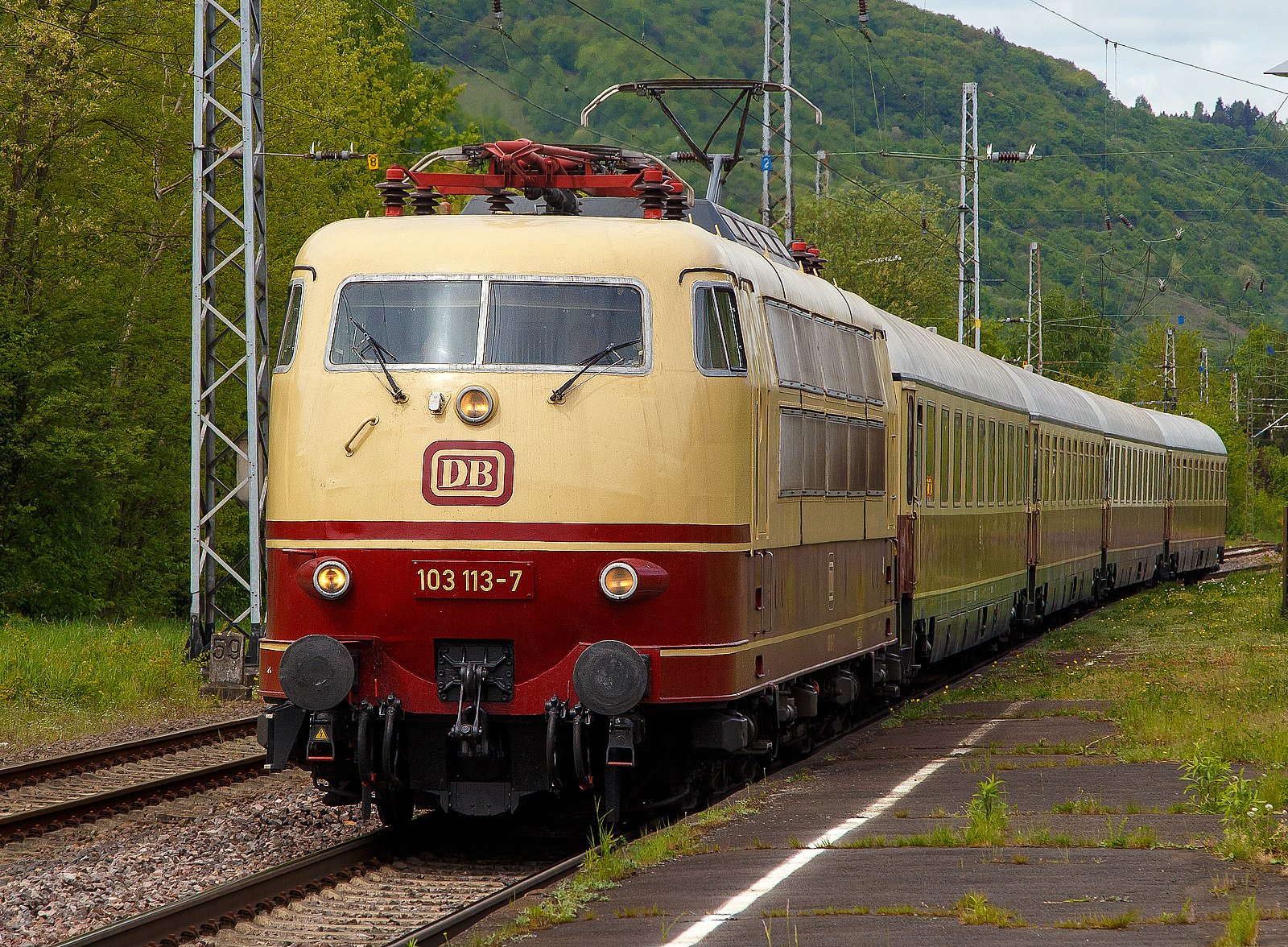 Dampfspektakel 2018 - Die 103 113-7 (91 80 6103 113-7 D-DB) vom DB-Museums in Koblenz erreicht man 28.04.2018, mit ihrem kurzem TEE Rheingold (Trans Europ Express) Koblenz – Trier, den Bahnhof Bullay DB.

Die 103.1 wurde 1970 von Henschel in Kassel unter der Fabriknummer 31431 gebaut, der elektrische Teil ist von Siemens. Die E-Loks der BR 103 sind die weltweit strkste einteilige Lokomotiven Sie haben eine Leistung von 10.400 kW (14.140 PS) die auf 9.000 kW (12.236 PS) begrenzt wurden.
