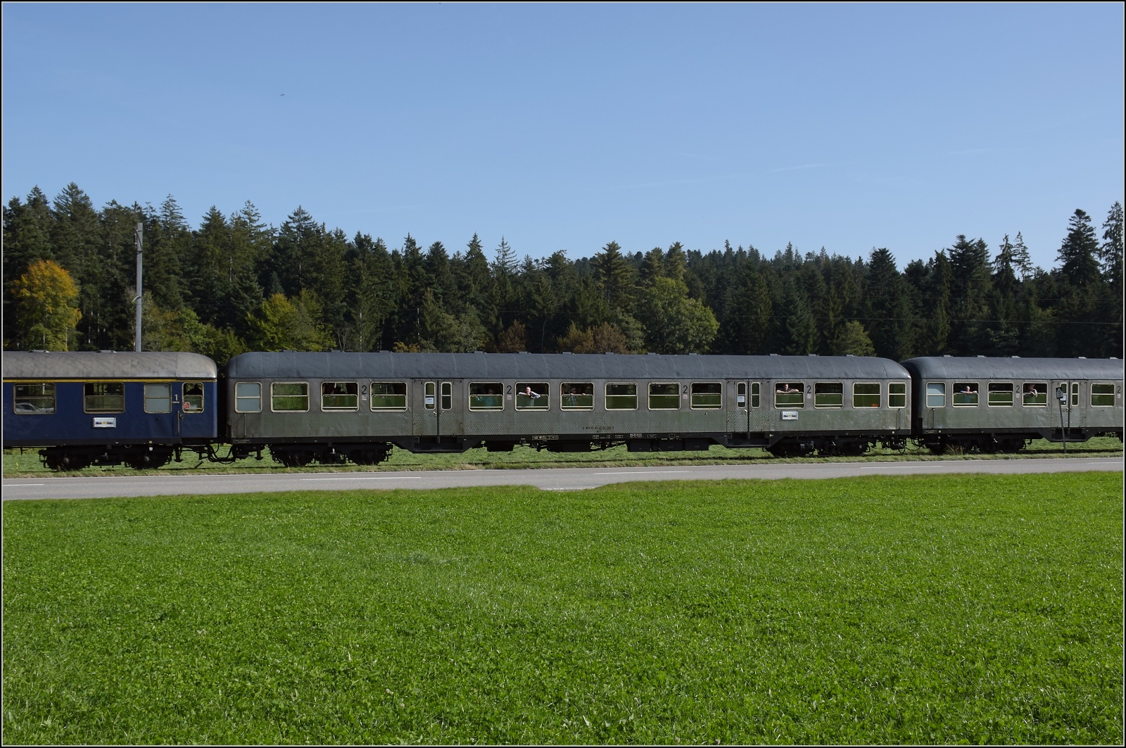 Dampftage Huttwil mit frisch genesenem Bubikopf. 

Der Silberling (n-Wagen) der DB hört auf D-WFL 55 80 22-50 005-9. Mittlerweile ist dieser Wagen von der Wedler-Franz-Logistik wie ebenso der D-WFL 55 80 22-50 001-8 im Besitz des neuen Eigentümers Eurovapor. Herrengraben, Oktober 2023