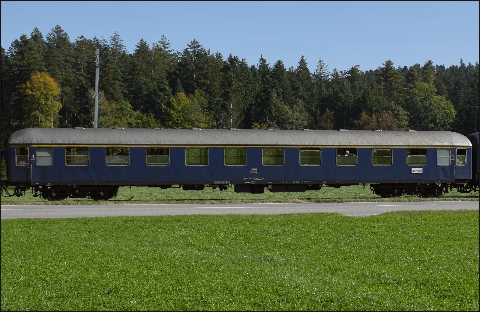 Dampftage Huttwil mit frisch genesenem Bubikopf. 

Der erstklassige Am-Schnellzugwagen der DB hört auf D-GIE 56 80 10-40 121-0. Er dürfte inzwischen wohl auch der Eurovapor gehören. Herrengraben, Oktober 2023