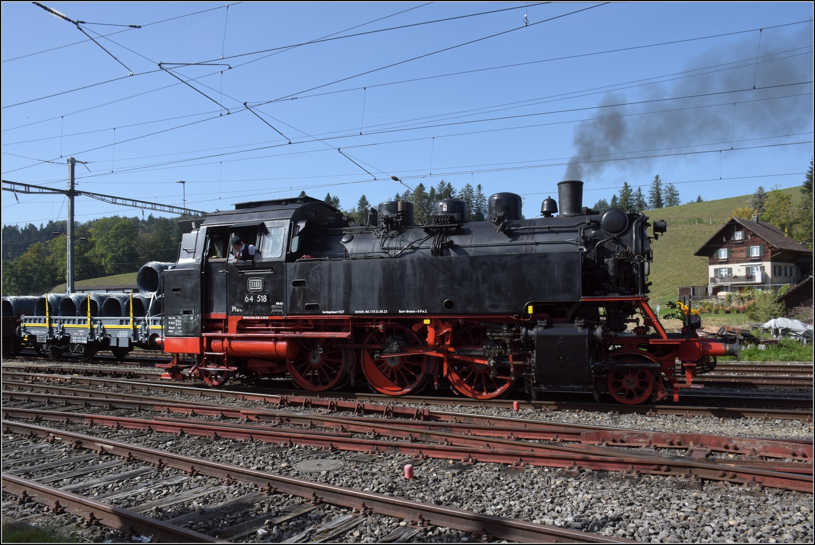 Dampftage Huttwil mit frisch genesenem Bubikopf. 

64 518 rangiert vor den Museumszug. Oktober 2023.