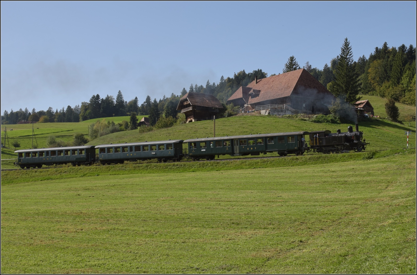 Dampftage Huttwil.

Ed 3/4 2 der Solothurn-Münster-Bahn auf dem Weg nach Huttwil. Oder die tollkühnen Männer mit ihren rauchenden Kesseln. Wydithub, Oktober 2023.