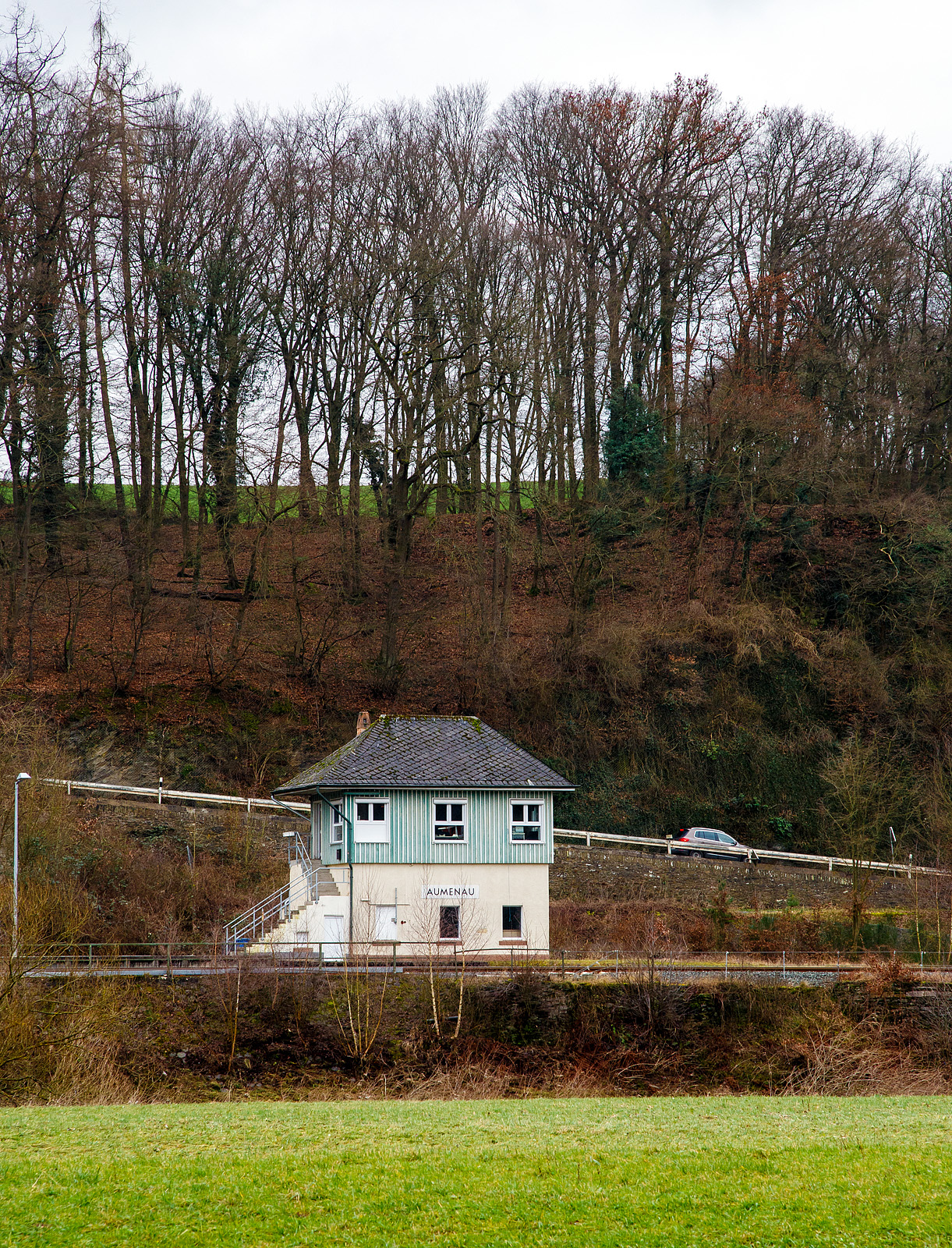 Das 1914 in Betrieb genommene Stellwerk Aumenau Fahrdienstleiter (Af) beim Bahnhof am 13 Januar 2018. Das Stellwerk ist in der Bauform Bruchsal I ausgeführt. Im Juli 2024 soll es außerbetrieb gehen