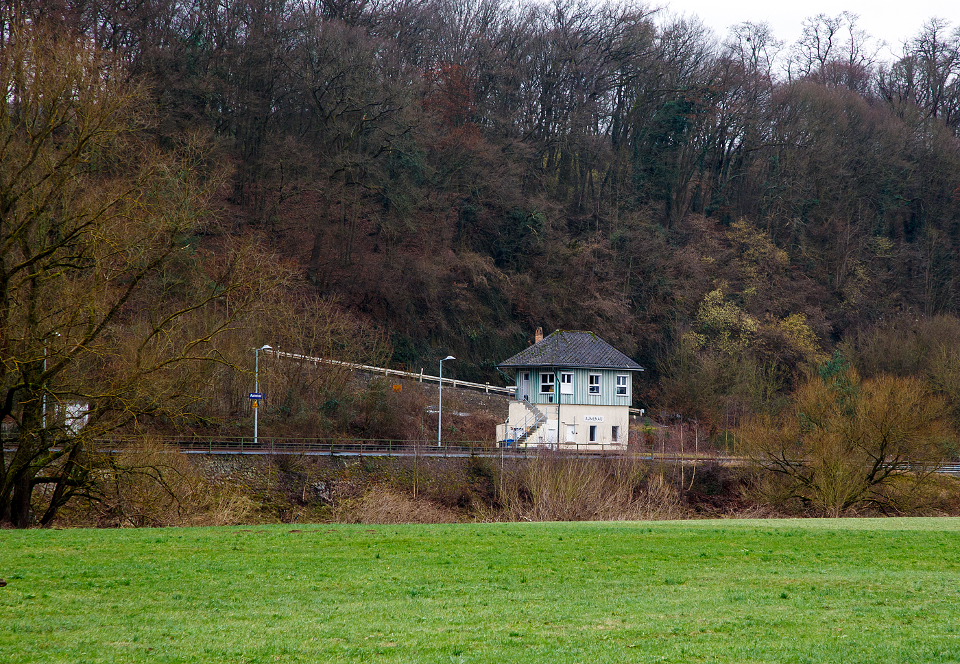 Das 1914 in Betrieb genommene Stellwerk Aumenau Fahrdienstleiter (Af) beim Bahnhof am 13 Januar 2018. Das Stellwerk ist in der Bauform Bruchsal I ausgeführt. Im Juli 2024 soll es außerbetrieb gehen