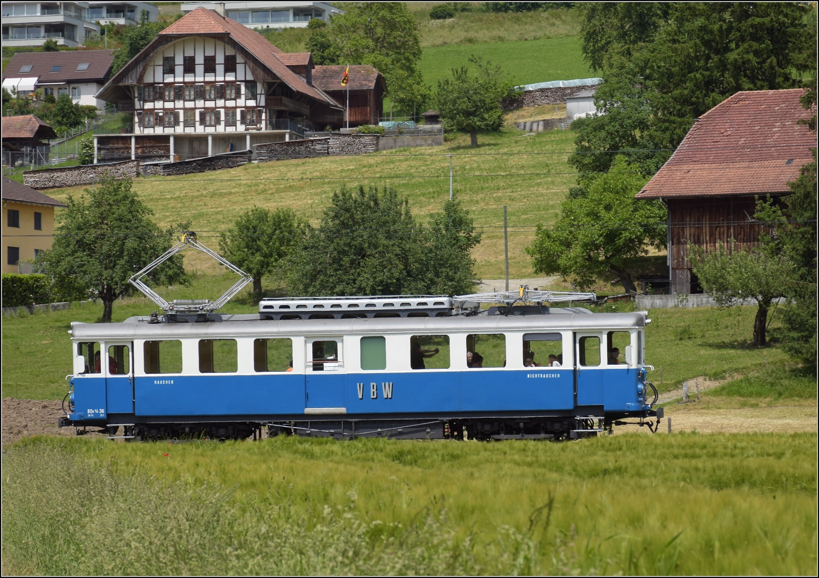 Das Blaue Bähnli VBW BDe 4/4 36 auf der falschen Strecke nach Worb. Stettlen, Juni 2023.