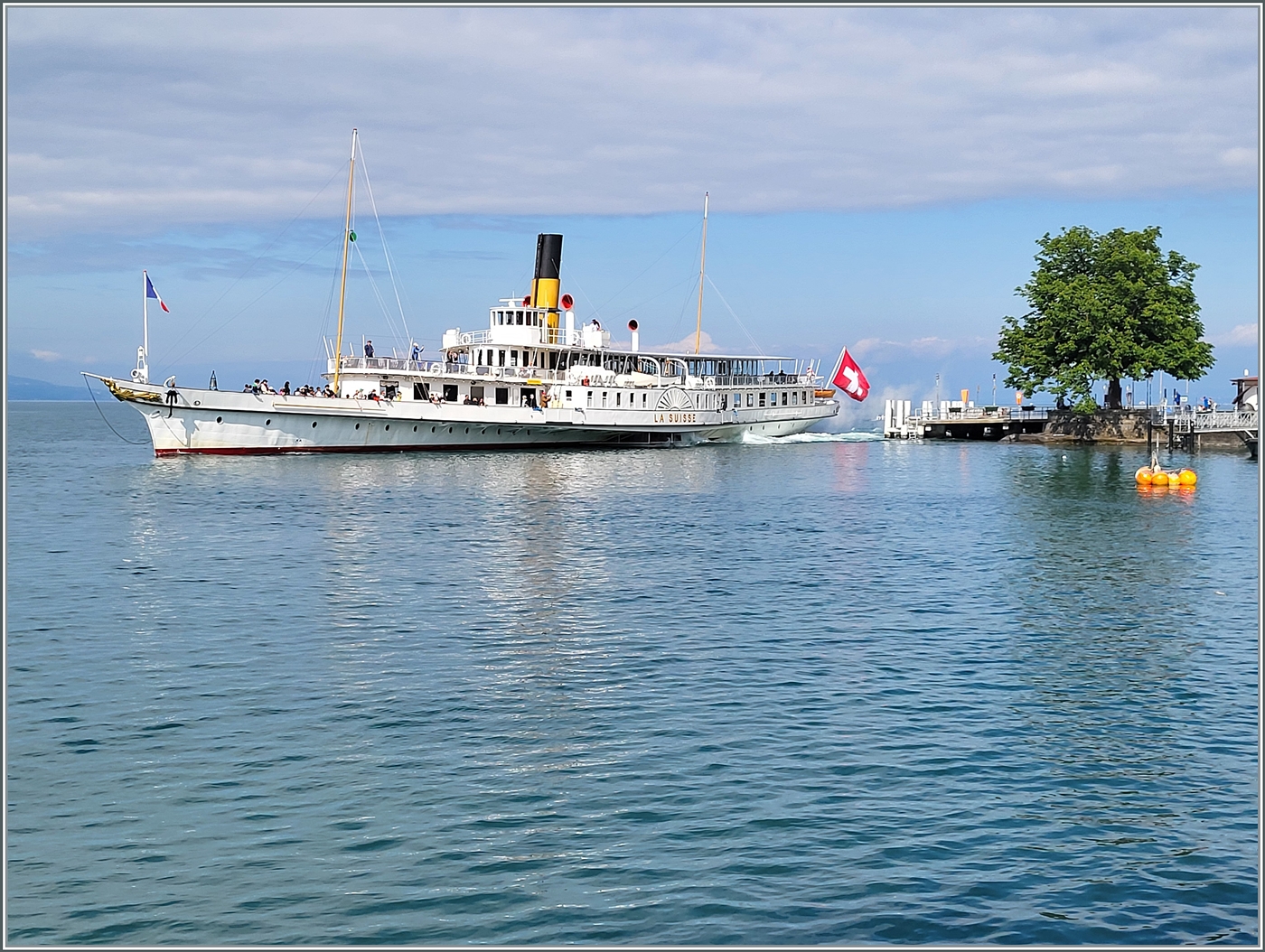 Das CGN Kursschiff  LA SUISSE  verlässt Vevey. 

4. Juni 2024