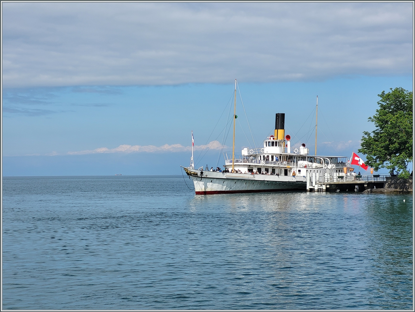 Das CGN Kursschiff  LA SUISSE  beim Halt in Vevey. 

4. Juni 2024