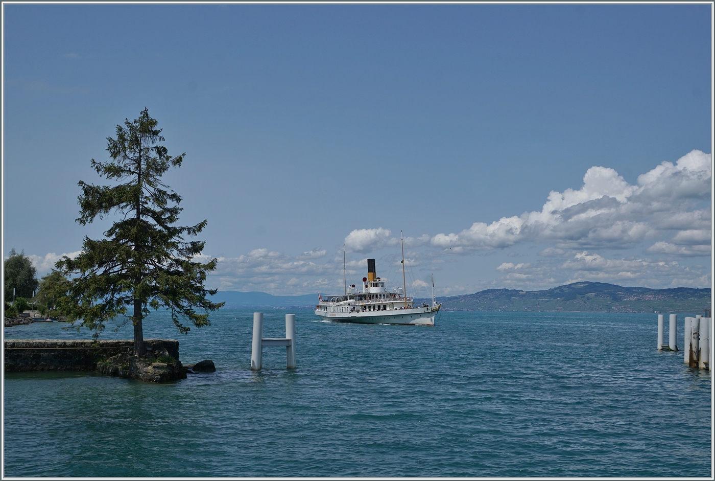 Das Dampfschiff LA SUISSE ist auf dem Weg nach Le Bouveret, welches gerade erreicht wird. Der Raddampfer ist als CGN Planschiff 202/203 auf dem Rundkurs Lausanne - St-Gingolph - Le Bouveret - Villeneuve - Vevey - Lausanne.

24. Juli 2024