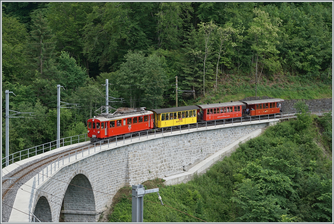 Das  Festival Suisse de la vapeur  (Schweizer Dampffestival 2025) begeistert auch immer wieder mit eklektisch betriebenen Zügen wie z.B. hier mit dem Riviera Belle Epoque Zug von Chaulin nach Vevey, welcher bei Vers chez Robert den frisch sanierten Baye de Clarens Viadukt erreicht. 

9. Juni 2025