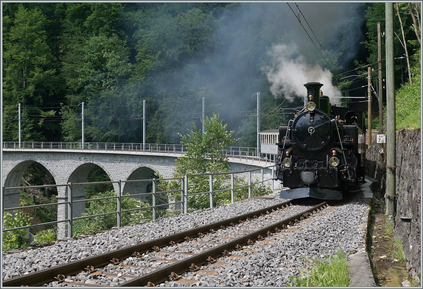 Das  Festival Suisse de la vapeur  (Schweizer Dampffestival 2025) Die Brücke über die Baye de Clarens ist saniert und die HG 3/4 N° der Blonay Chamby Bahn auf dem Weg mit ihrem Dampfzug von Blonay nach Chaulin überquert die Brücke weiterhin mit einer Geschwindigkeit von nur 10 km/h. 

8. Juni 2025