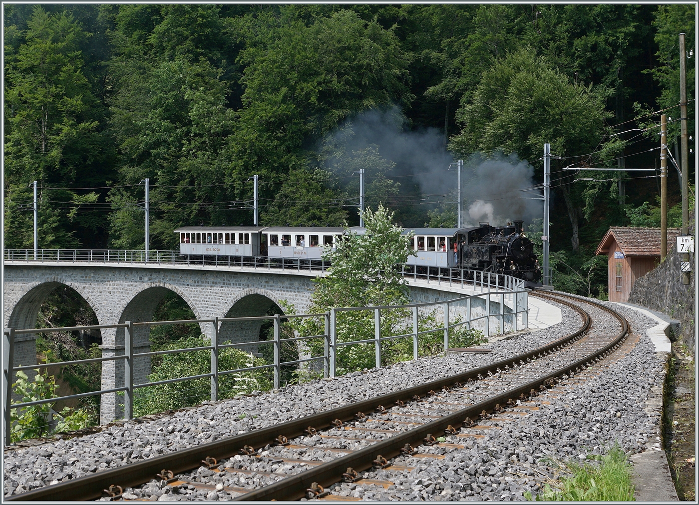 Das  Festival Suisse de la vapeur  (Schweizer Dampffestival 2025) Die Brücke über die Baye de Clarens ist saniert und die HG 3/4 N° der Blonay Chamby Bahn auf dem Weg mit ihrem Dampfzug von Blonay nach Chaulin überquert die Brücke weiterhin mit einer Geschwindigkeit von nur 10 km/h. 

8. Juni 2025