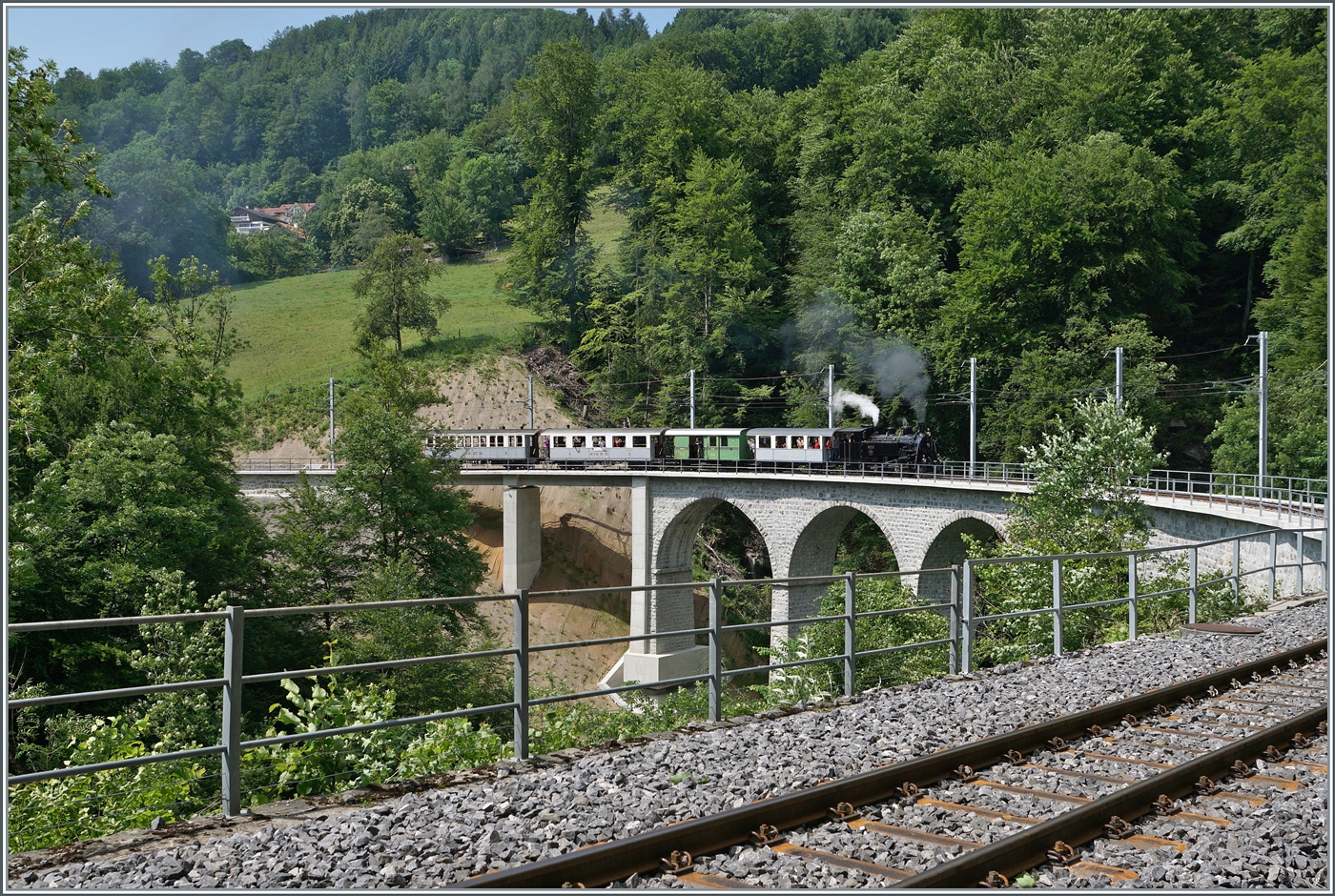 Das  Festival Suisse de la vapeur  (Schweizer Dampffestival 2025) Die Brücke über die Baye de Clarens ist saniert und die HG 3/4 N° der Blonay Chamby Bahn auf dem Weg mit ihrem Dampfzug von Blonay nach Chaulin überquert die Brücke weiterhin mit einer Geschwindigkeit von nur 10 km/h. 

8. Juni 2025