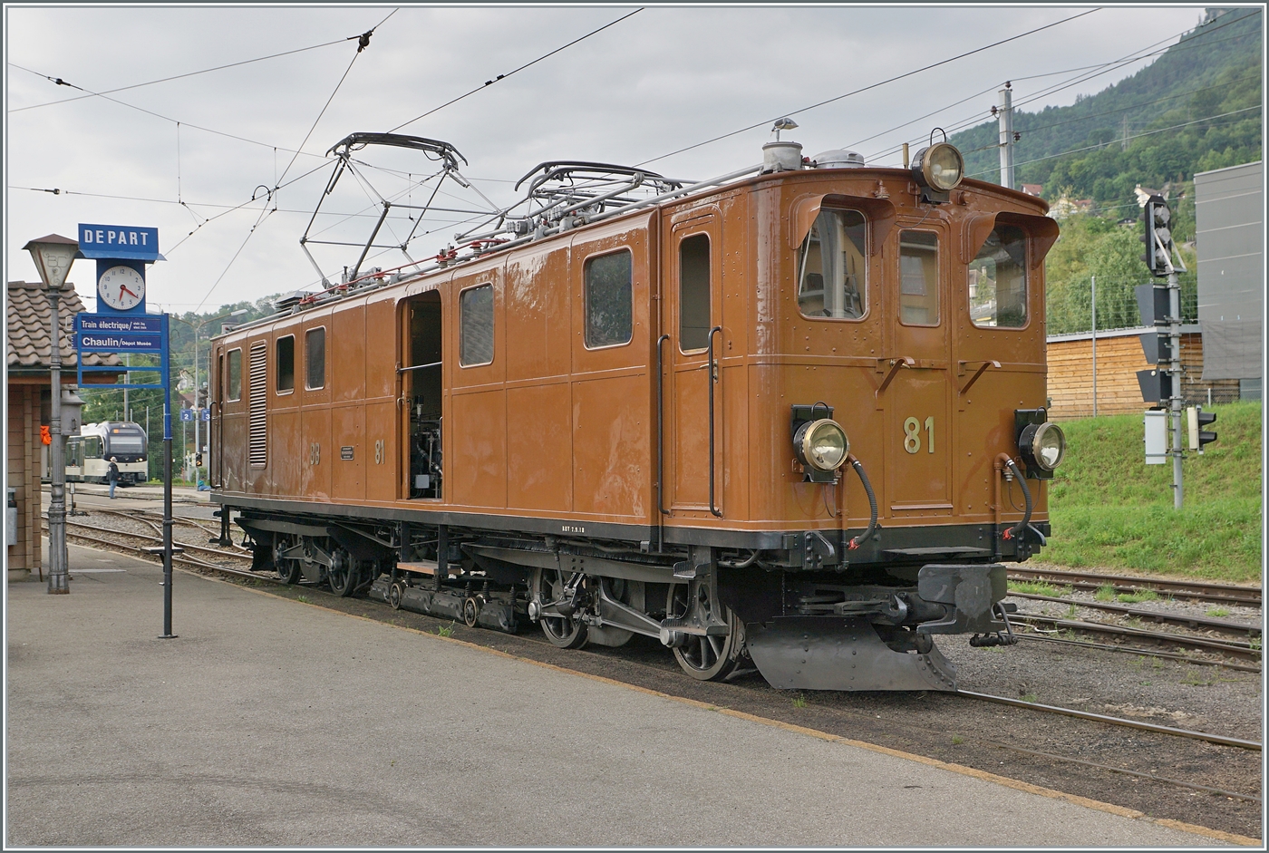 Das  Festival Suisse de la vapeur  (Schweizer Dampffestival 2025) begeistert (zumindest mich) auch immer wieder mit eklektisch betriebenen Zügen, wie hier die herrliche Bernina Bahn RhB Ge 4/4 81 der Blonay Chamby Bahn welche in Blonay auf ihren Zug wartet. 

8. Juni 2025