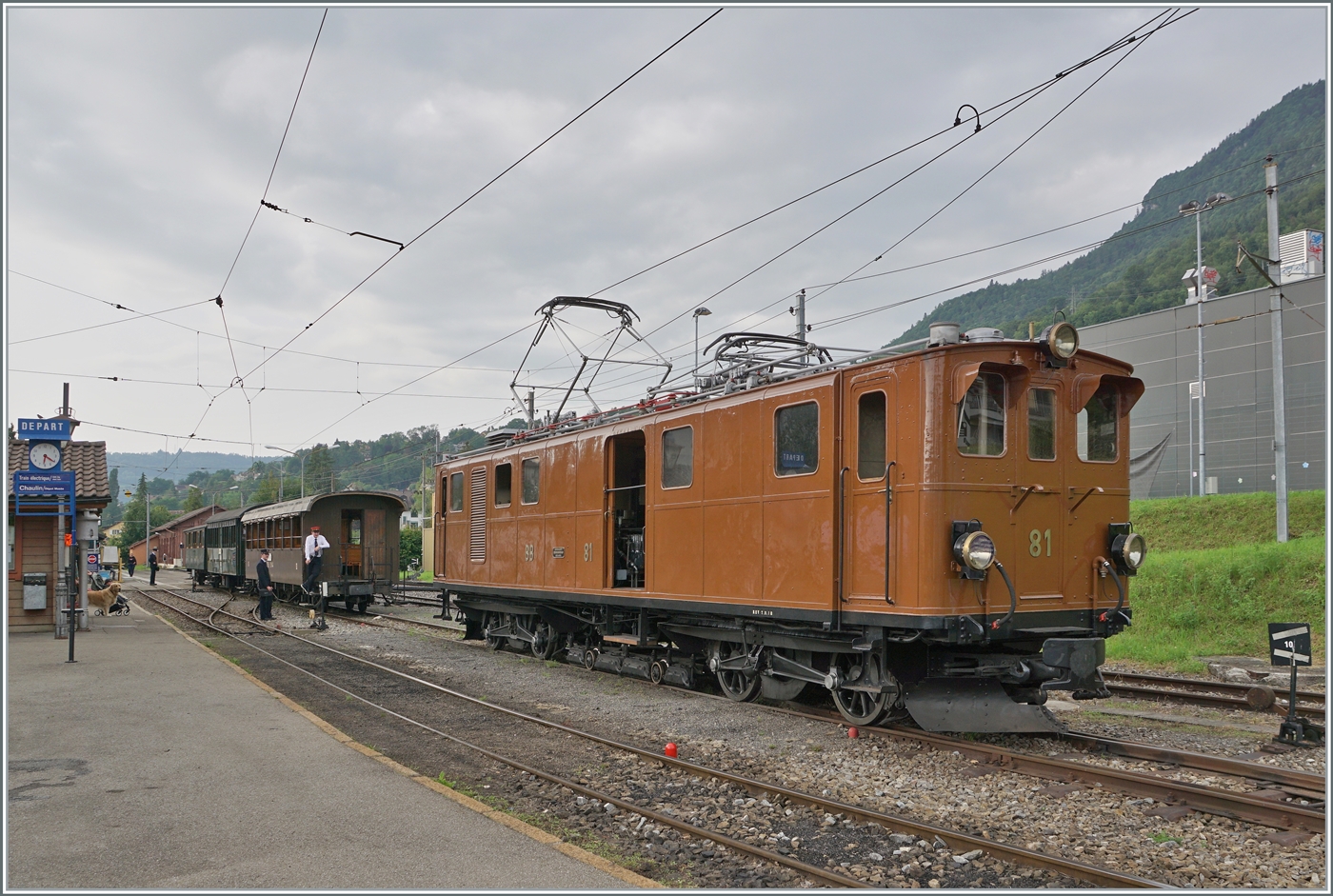 Das  Festival Suisse de la vapeur  (Schweizer Dampffestival 2025) begeistert zumindest mich auch immer wieder mit eklektisch betriebenen Zügen Die RhB Ge 4/4 81 der Blonay Chamby Bahn rangiert in Blonay. 

8.Juni 2025
