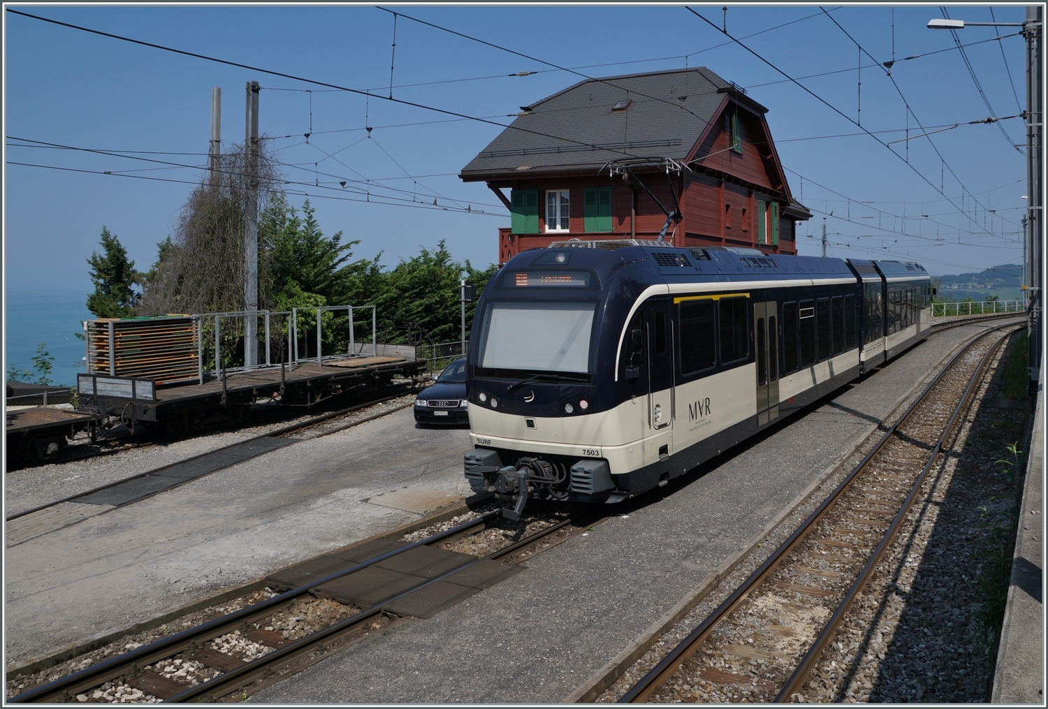 Das hübsch renovierte Bahnhofsgebäude in Chamby mit dem passenden CEV MVR ABeh 2/6 7503  Blonay-Chamby  als Regionalzug nach Les Avants.

29. Mai 2023