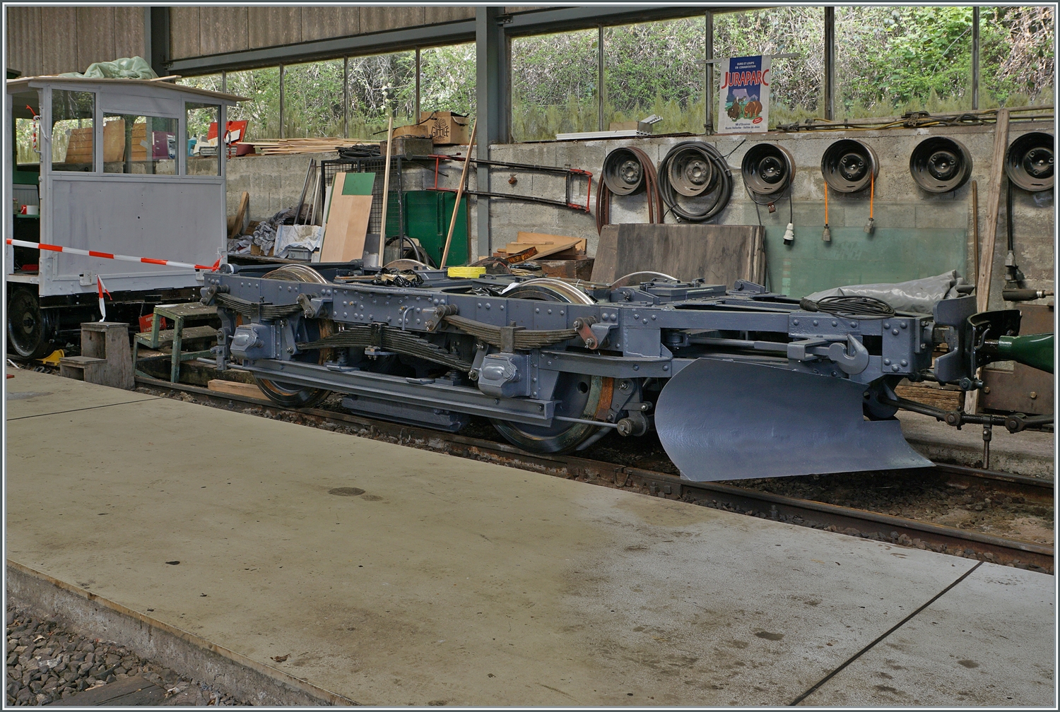 Das neu revidierte Drehgestell des ABe 4/4 I steht im Dépôt von Chaulin und wird wohl bald wieder im Triebwagen eingebaut.

5. Mai 2024