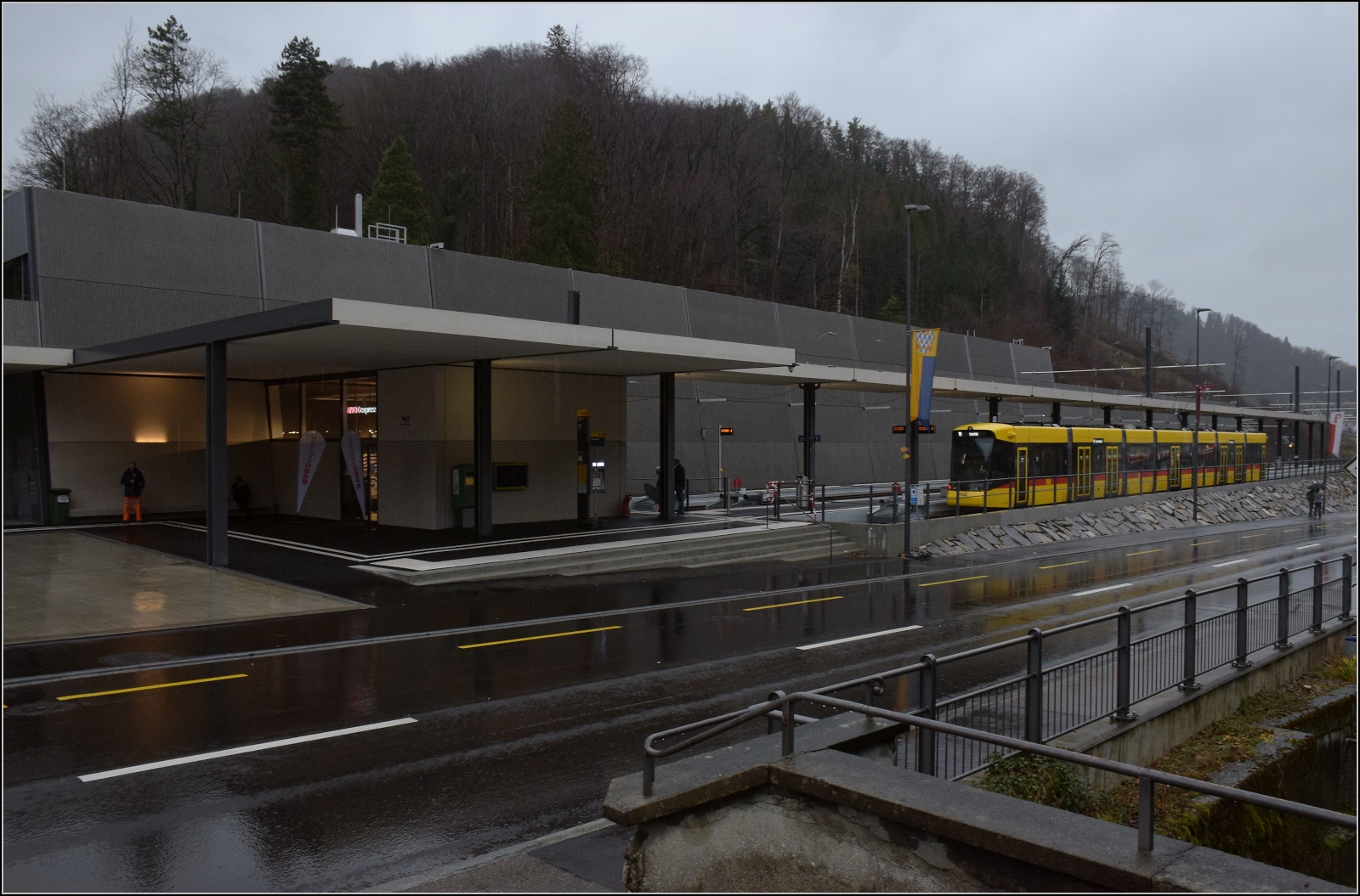 Das neue Waldenburgerli.

Ein Fest für Architektur- und Bahnfreaks, für den normalen Geschmack eher ein Ausbund an Hässlichkeit, wobei aus der Perspektive die Idee des Architekten wohl noch ein klein wenig verständlich wird. Waldenburg, Dezember 2022.
