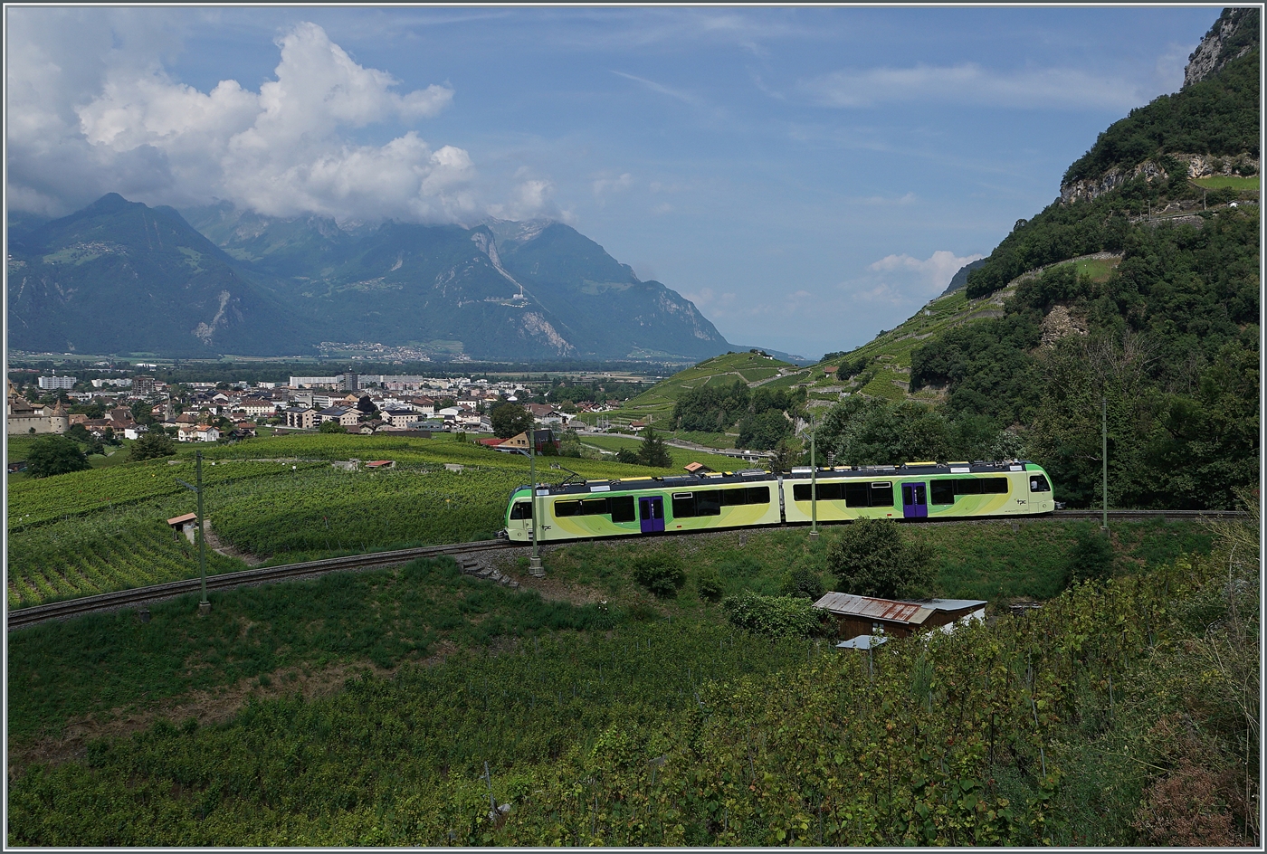 Das Trasse der ASD führt in grossen Schleifen durch die Weinberge von Aigle um die nötige Höhe zu gewinnen; im Bild der neune TPC ASD ABe 4/8 471 als R71 auf der Fahrt nach Les Diablerets. 

3. Aug. 2024