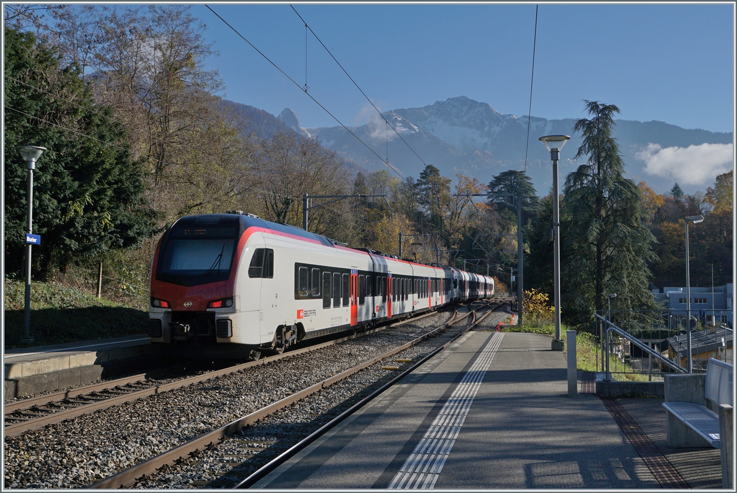 Das vor gut einem Monat angesprochene Komptabilität Problem der diversen Flirts bei Vielfachtraktion scheint gelöst, denn nun verkehren die Flirts wieder gemischt, wobei sogar wie hier (schlecht) zu sehen sogar Kombinationen mit Flirt alt und Mouette vorkommen. Eine 

S2 von Le Brassus/Vallorbe nach Aigle verlässt Burier.

23. Nov. 2023