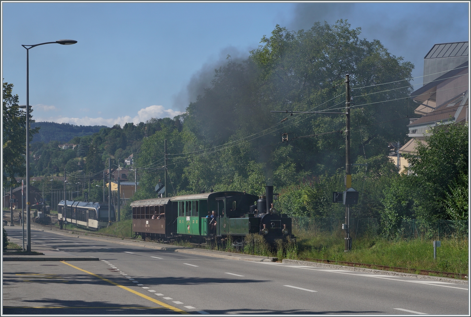 Dass eine Dampflok nicht nur dampft sondern auch raucht ist ja nichts neues und gerade mit der neuen, teuren aber schlechten Kohle kann so eine kleine Dampflok rauchen wie eine grosse. So z.B. die kleine LEB G 3/3 N° 5 der Blonay Chamby Bahn kurz nach der Abfahrt in Blonay, die sich durch eine rauchgeschwängerte Ambiente auf die Fahrt nach Chamby macht.

22. Juli 2023
