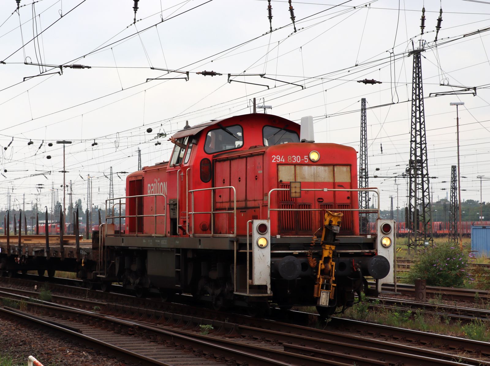 DB Cargo Diesellokomotive 294 830-5 Gterbahnhof Oberhausen West 18-08-2022.

DB Cargo diesellocomotief 294 830-5 goederenstation Oberhausen West 18-08-2022.