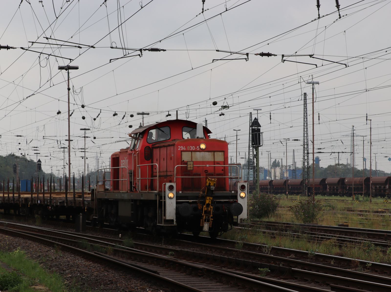 DB Cargo Diesellokomotive 294 830-5 Gterbahnhof Oberhausen West 18-08-2022.


DB Cargo diesellocomotief 294 830-5 goederenstation Oberhausen West 18-08-2022.