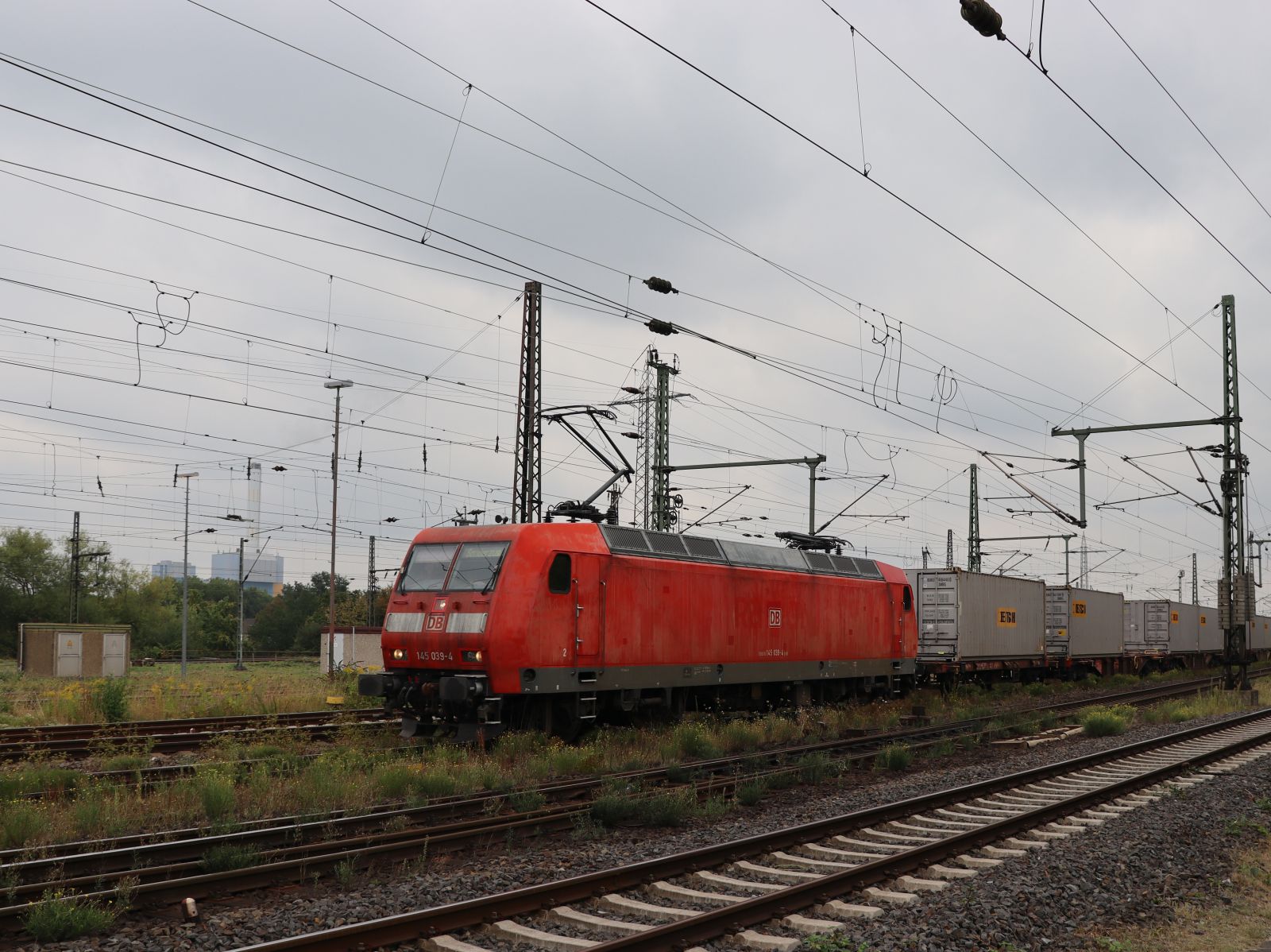 DB Cargo Lokomotive 145 039-4 Gterbahnhof Oberhausen West 18-08-2022.

DB Cargo locomotief 145 039-4 goederenstation Oberhausen West 18-08-2022.