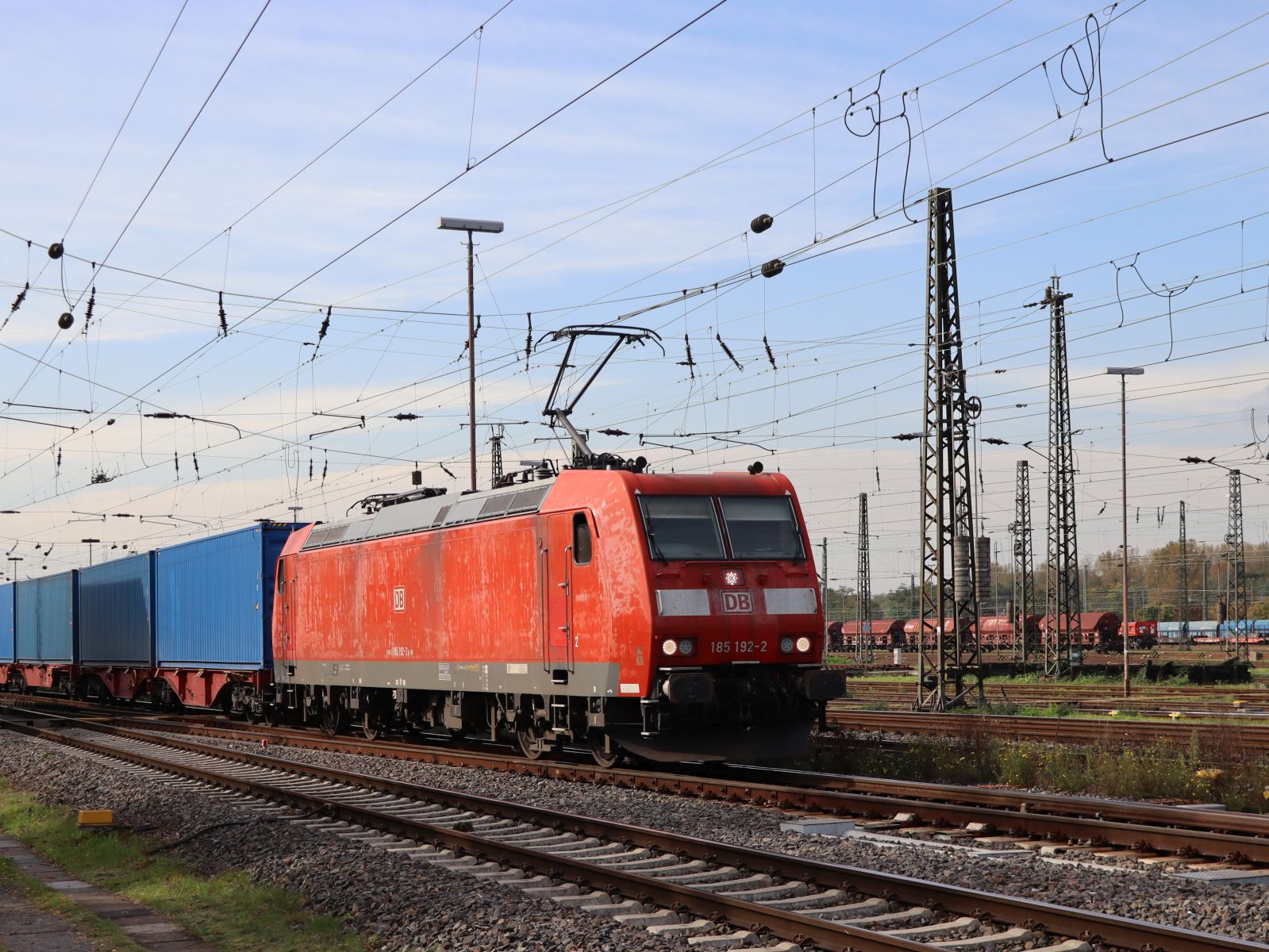 DB Cargo Lokomotive 185 192-2 Gterbahnhof Oberhausen West 18-10-2024.

DB Cargo locomotief 185 192-2 goederenstation Oberhausen West 18-10-2024.