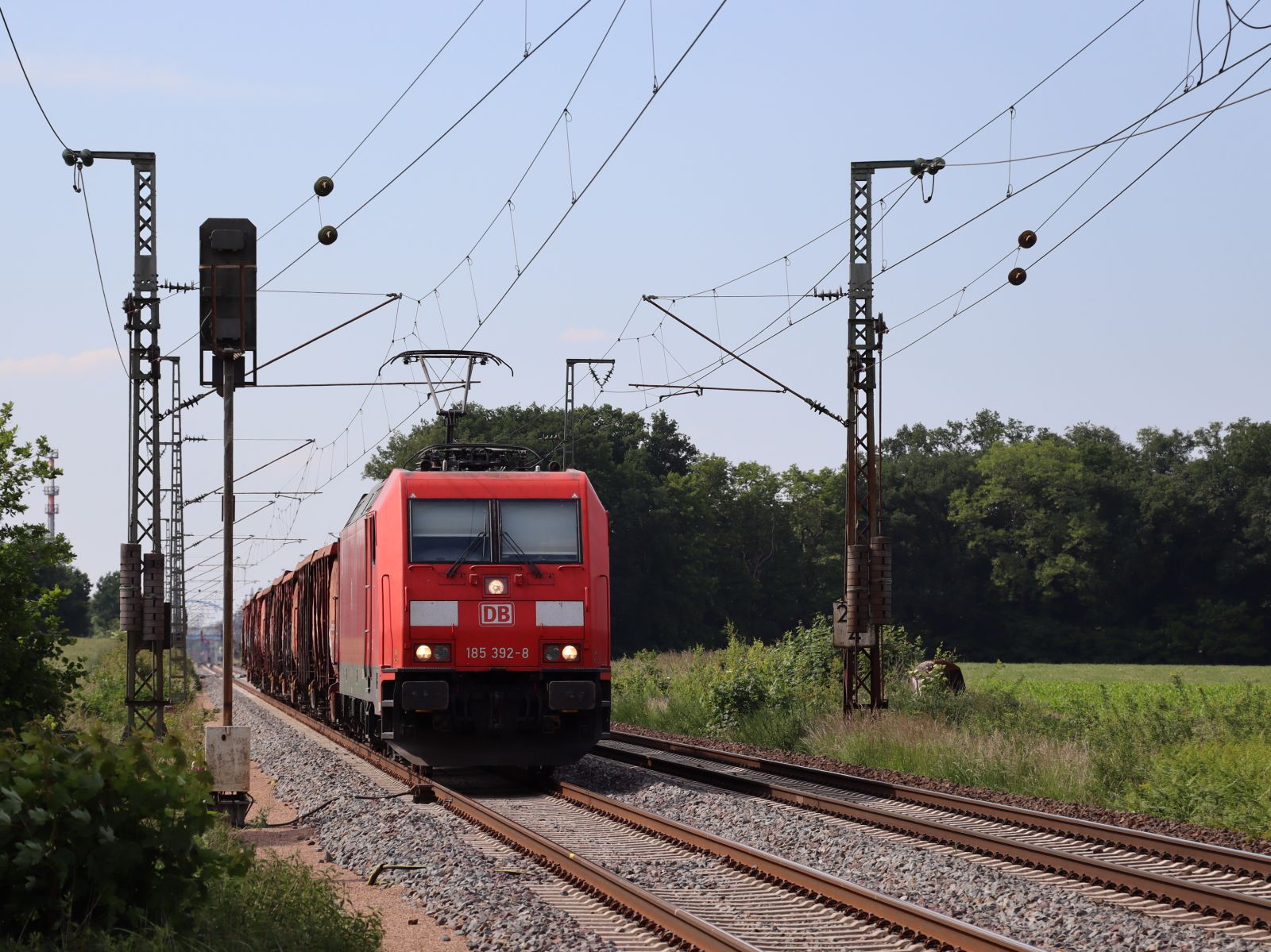 DB Cargo Lokomotive 185 392-8 bei Bahnbergang Devesstrae, Salzbergen 03-06-2022.

DB Cargo locomotief 185 392-8 bij de overweg Devesstrae, Salzbergen 03-06-2022.