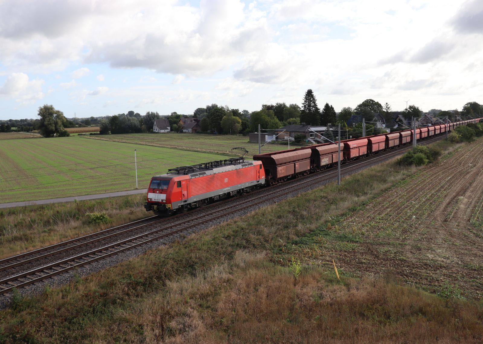 DB Cargo Lokomotive 189 037-5 Baumannstrasse, Praest bei Emmerich am Rhein 16-09-2022.

DB Cargo locomotief 189 037-5 met lege ersttrein. Baumannstrasse, Praest 16-09-2022.