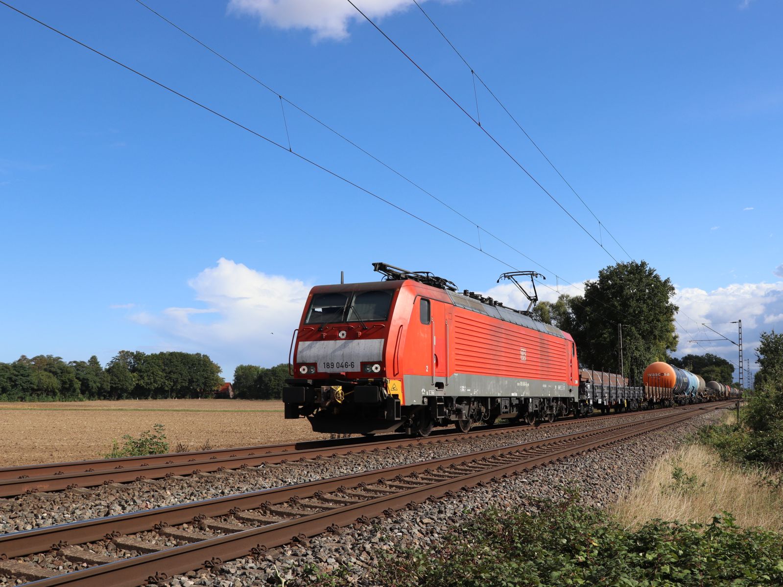 DB Cargo Lokomotive 189 046-6 bei Bahnbergang Wasserstrasse, Hamminkeln 16-09-2022.

DB Cargo locomotief 189 046-6 bij overweg Wasserstrasse, Hamminkeln 16-09-2022.