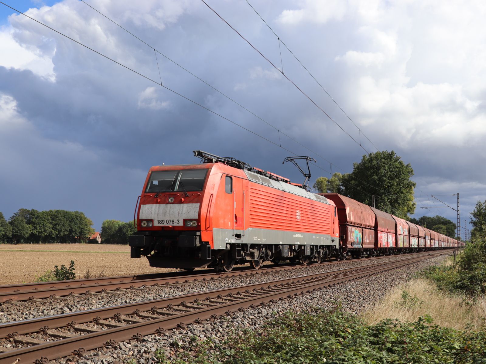 DB Cargo Lokomotive 189 076-3 Wasserstrasse, Hamminkeln 16-09-2022.

DB Cargo locomotief 189 076-3 Wasserstrasse, Hamminkeln 16-09-2022.