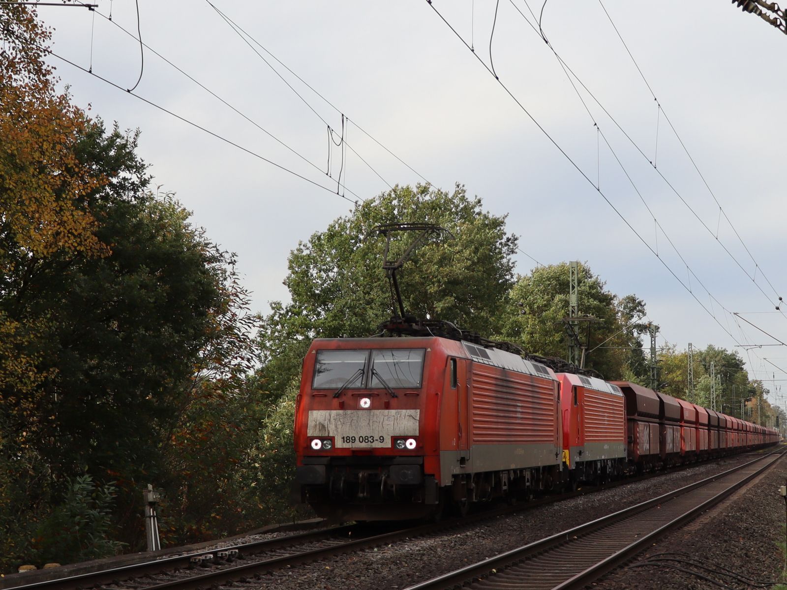 DB Cargo Lokomotive 189 083-9 mit Schwesterlok bei Bahnbergang Grenzweg, Hamminkeln 03-11-2022.

DB Cargo locomotief 189 083-9 met zusterloc bij overweg Grenzweg, Hamminkeln 03-11-2022.