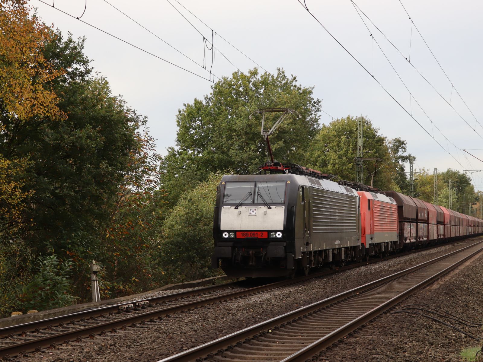 DB Cargo Lokomotive 189 091-2 mit Schwesterlok Grenzweg, Hamminkeln 03-11-2022.

DB Cargo locomotief 189 091-2 met zusterloc Grenzweg, Hamminkeln 03-11-2022.