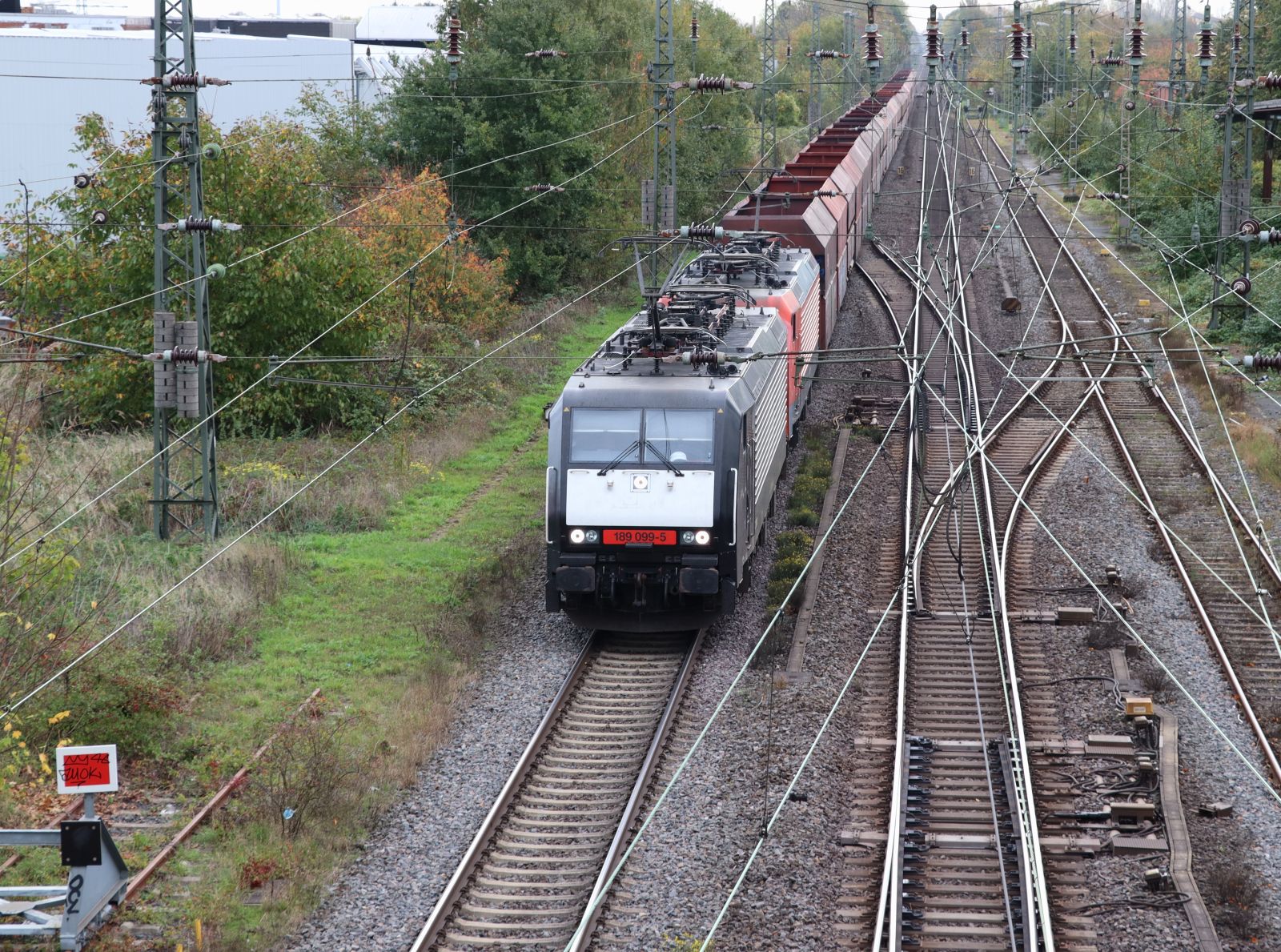 DB Cargo Lokomotive 189 099-5 (91 80 6189 099-5 D-DB) met Schwesterlok Nierenberger Strae, Emmerich amRhein 03-11-2022.


DB Cargo locomotief 189 099-5 (91 80 6189 099-5 D-DB) met zusterloc Nierenberger Strae, Emmerich 03-11-2022.