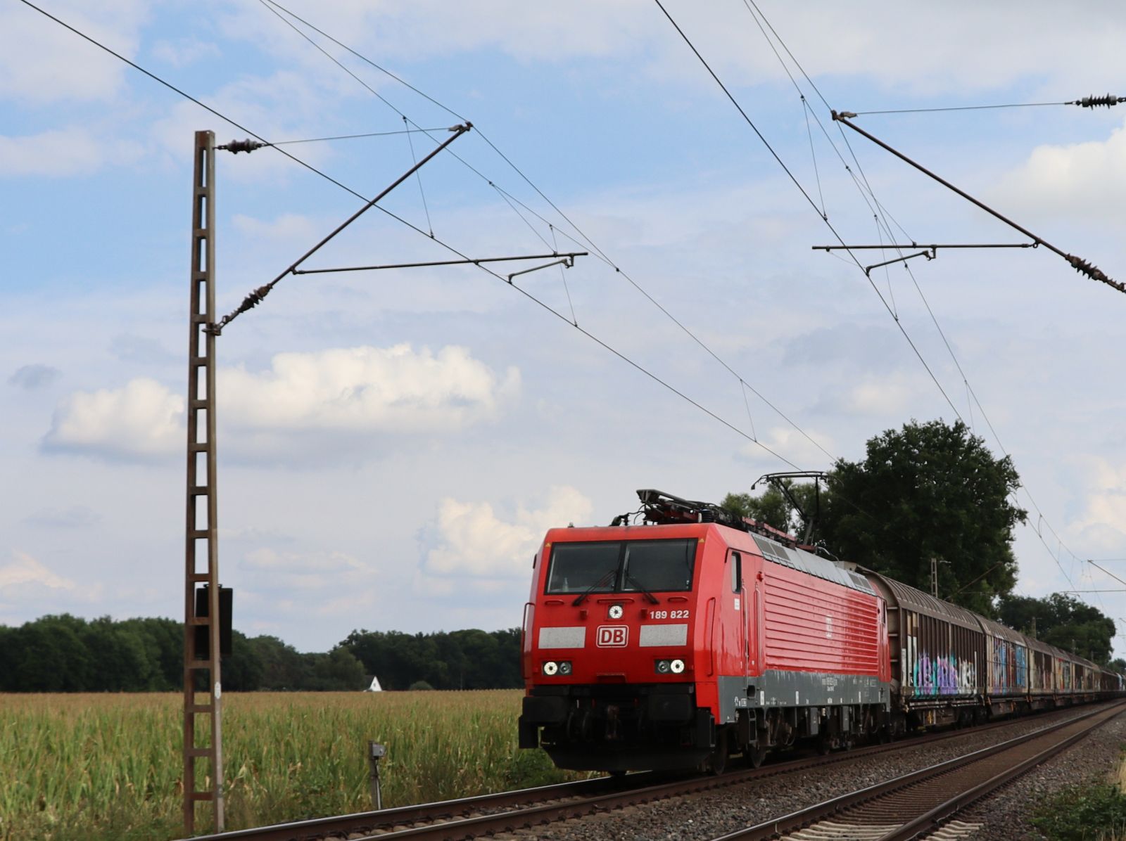 DB Cargo Lokomotive 189 822-0 (91 80 6189 822-0 D-DB) Wasserstrasse, Hamminkeln 18-08-2022.

DB Cargo locomotief 189 822-0 (91 80 6189 822-0 D-DB) Wasserstrasse, Hamminkeln 18-08-2022.