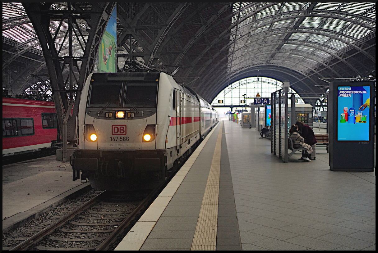 DB Fernverkehr 147 566 stand mit IC 2064 Karlsruhe Hbf am leeren Bahnsteig 10 um Kopf zu machen (Leipzig Hbf, 11.02.2024, NVR-Nummer 91 80 6147 566-4 D-DB)