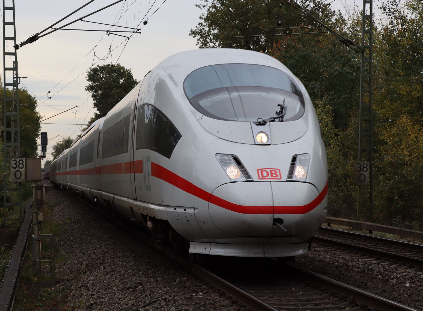 DB ICE Triebzug 4683  Limburg an der Lahn   Bahnbergang Grenzweg, Hamminkeln 03-11-2022.


DB ICE treinstel 4683  Limburg an der Lahn   overweg Grenzweg, Hamminkeln 03-11-2022.