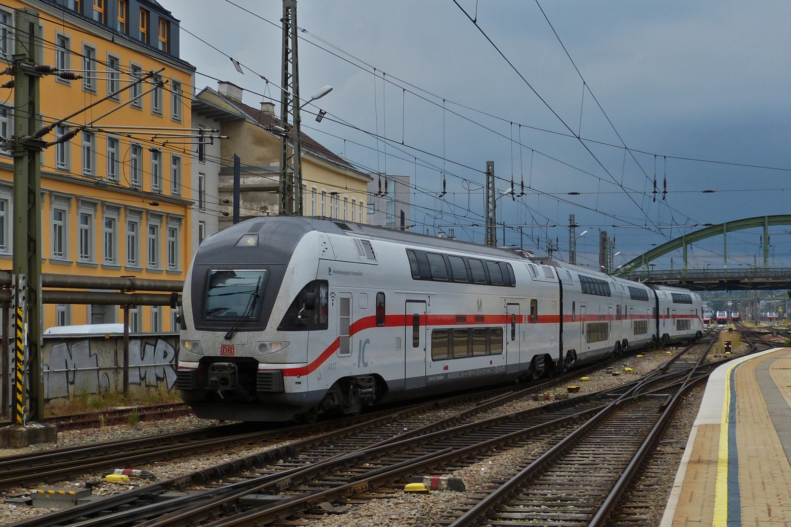 DB Triebzug 4010 117 CH- DB Mecklenburgische Ostseekste, fhrt in den Bahnhof Wien Westbahnhof ein. 06.06.2023