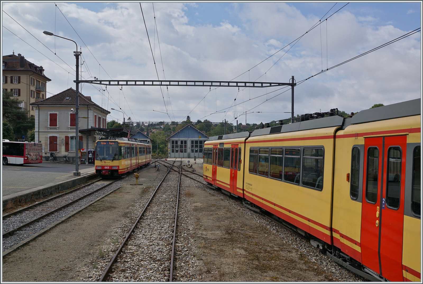 Dem lädierten OC / TRAVYS Be 4/8 004 entlang gleitet der Blick zum TRAVYS/OC Be 4/8 003 der in Orbe auf die Abfahrt nach Chavornay wartet.

15. Aug. 2022

