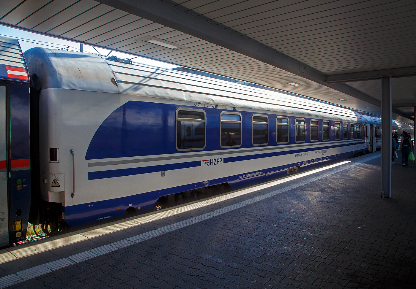 Der 1/2 Klasse Schlafwagen HR-HŽPP 61 78 71-70 010-1 der Gattung WLee der HŽPP - Hrvatske željeznice Putnički prijevoz/ Kroatische Eisenbahnen Personenverkehrssparte am 25 Juli 2022 im Hbf München eingereiht im Zugverband als Wagen 271 des EN 498 „Lisinski“ (Zargreb – Dobova – Ljubjana – Jesenice – Villach – Salzburg – München) / EN 462 „Kálmán Imre“ (Budapest - Győr - Hegyeshalom - Wien Hbf - Linz – Salzburg - München).

TECHNISCHE DATEN:
Länge: 24.500 mm
Drehzapfenabstand: 17.200 mm
Breite: 2.883 mm
Höhe: 4.193 mm
Baujahr: 1980
Eigengewicht: 50 t
Betten (max.): 33
Höchstgeschwindigkeit: 160 km/h
Bremse: KE-PR-Mg
