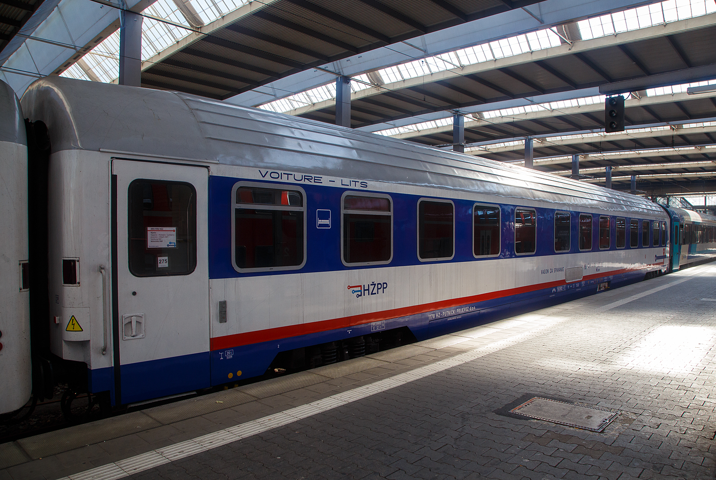 Der 1/2 Klasse Schlafwagen HR-HŽPP 61 78 71-70 009-3 der Gattung WLee der HŽPP - Hrvatske željeznice Putnički prijevoz/ Kroatische Eisenbahnen Personenverkehrssparte am 25 Juli 2022 im Hbf München eingereiht im Zugverband als Wagen 275 des EN 498 „Lisinski“ (Zargreb – Dobova – Ljubjana – Jesenice – Villach – Salzburg – München) / EN 462 „Kálmán Imre“ (Budapest - Győr - Hegyeshalom - Wien Hbf - Linz – Salzburg - München).

TECHNISCHE DATEN:
Länge: 24.500 mm
Drehzapfenabstand: 17.200 mm
Breite: 2.883 mm
Höhe: 4.193 mm
Baujahr: 1980
Eigengewicht: 50 t
Betten (max.): 33
Höchstgeschwindigkeit: 160 km/h
Bremse: KE-PR-Mg