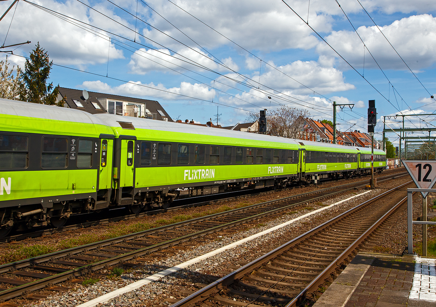 Der 2. Klasse Schnellzugwagen D-TAL 51 80 22-91 706-7 der Gattung/Bauart Bmmz 264.4F der Firma Talbot Services GmbH vermietet an FlixTrain am 30.04.2023 im Zugverbund, als Wagen 3 vom FlixTrain FLX 1230, bei der Durchfahrt im Bahnhof Kln-Ehrenfeld. 

Der Wagen ist ein UIC-X-Wagen und wurde 1973 von der Waggon Union (WU) in Berlin-Borsigwalde gebaut und als IC-Wagen der Bauart Bm 234 (D-DB 51 80 22-70 414-3) gebaut und an die DB - Deutschen Bundesbahn geliefert. 1989 wurde er vom PFA Weiden (Partner fr Fahrzeugausstattung GmbH) in die Bauart Bim 263.1 (D-DB 51 80 22-91 079-9) umgebaut, spter zum Bimz 264.6 und dann zum Bimz 264.9 (D-DB 50 84 22-91 706-4). Zeitweise war er von der DB Fernverkehr AG an die NS - Nederlandse Spoorwegen N.V. (Niederlndische Eisenbahnen AG) vermietet. Ab 2017 wurden viele Wagen an die Talbot Services GmbH, fr den Einsatz bei FlixTrain, verkauft und durch diese sehr umfangreich Modernisiert, auch dieser. Die Reisezugwagen werden von Firma Talbot Services GmbH an FlixTrain (einschl. Full Service) vermietet. Bei FlixTrain hatte man sich in der Corona-Zwangspause zu einer radikalen Modernisierung entschlossen. 135 Waggons wurden von Grund auf saniert und modernisiert. Den Auftrag erhielt Talbot Services, auerdem bernehmen die Aachener fr mindestens 15 Jahre die gesamte Betreuung und Wartung der grnen Flixflotte.

TECHNISCHE DATEN:
Lnge ber Puffer: 26.400 mm
Wagenkastenlnge: 26.100 mm
Wagenkastenbreite: 2.825 mm
Hhe ber Schienenoberkante: 4.050 mm
Drehzapfenabstand: 19.000 mm
Achsstand im Drehgestell: 2.500 mm
Drehgestellbauart: Minden-Deutz 366
Leergewicht: 41 t
Hchstgeschwindigkeit: 200 km/h
Sitzpltze: 100
Toiletten: 1, geschlossenes System
Zulassunge (RIC): Deutschland und Schweden
