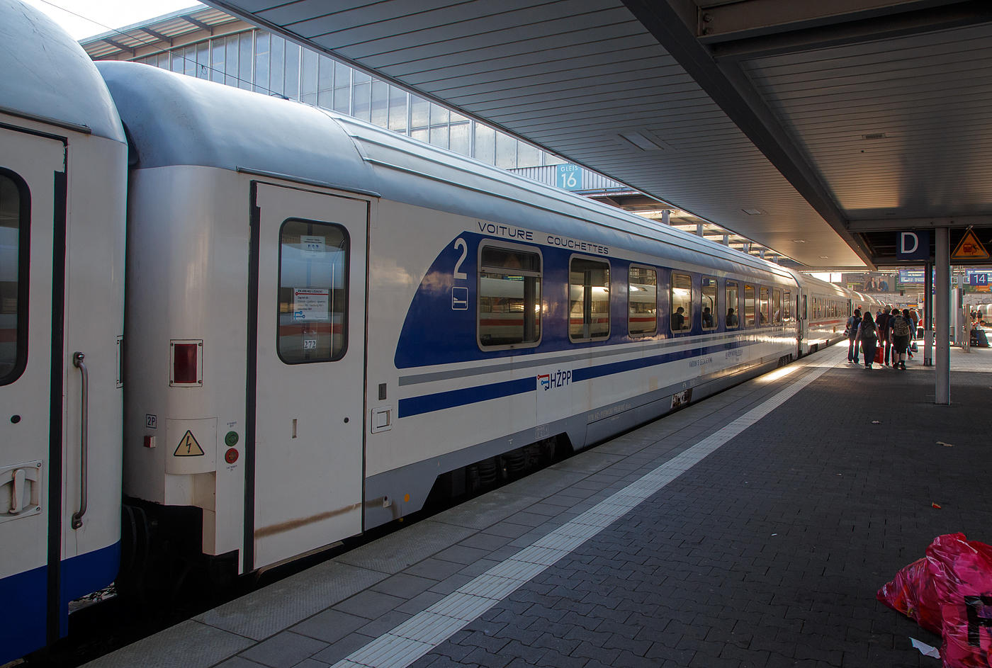 Der 2te Klasse Liegewagen HR-HŽ PP 61 78 59-70 001-6 der Gattung Bcee der HŽPP - Hrvatske željeznice Putnički prijevoz/ Kroatische Eisenbahnen Personenverkehrssparte am 25 Juli 2022 im Hbf München eingereiht im Zugverband als Wagen 272 des EN 498 „Lisinski“ (Zargreb – Dobova – Ljubjana – Jesenice – Villach – Salzburg – München) / EN 462 „Kálmán Imre“ (Budapest - Győr - Hegyeshalom - Wien Hbf - Linz – Salzburg - München).

TECHNISCHE DATEN:
Länge: 24.500 mm
Drehzapfenabstand: 17.200 mm
Eigengewicht: 51 t
Plätze/Liegen: 54 in 9 Abteilen á 6 Plätze
Dienstabteil: 1
Toiletten/WC: 2
Höchstgeschwindigkeit: 160 km/h
Bremse: KE-PR-Mg