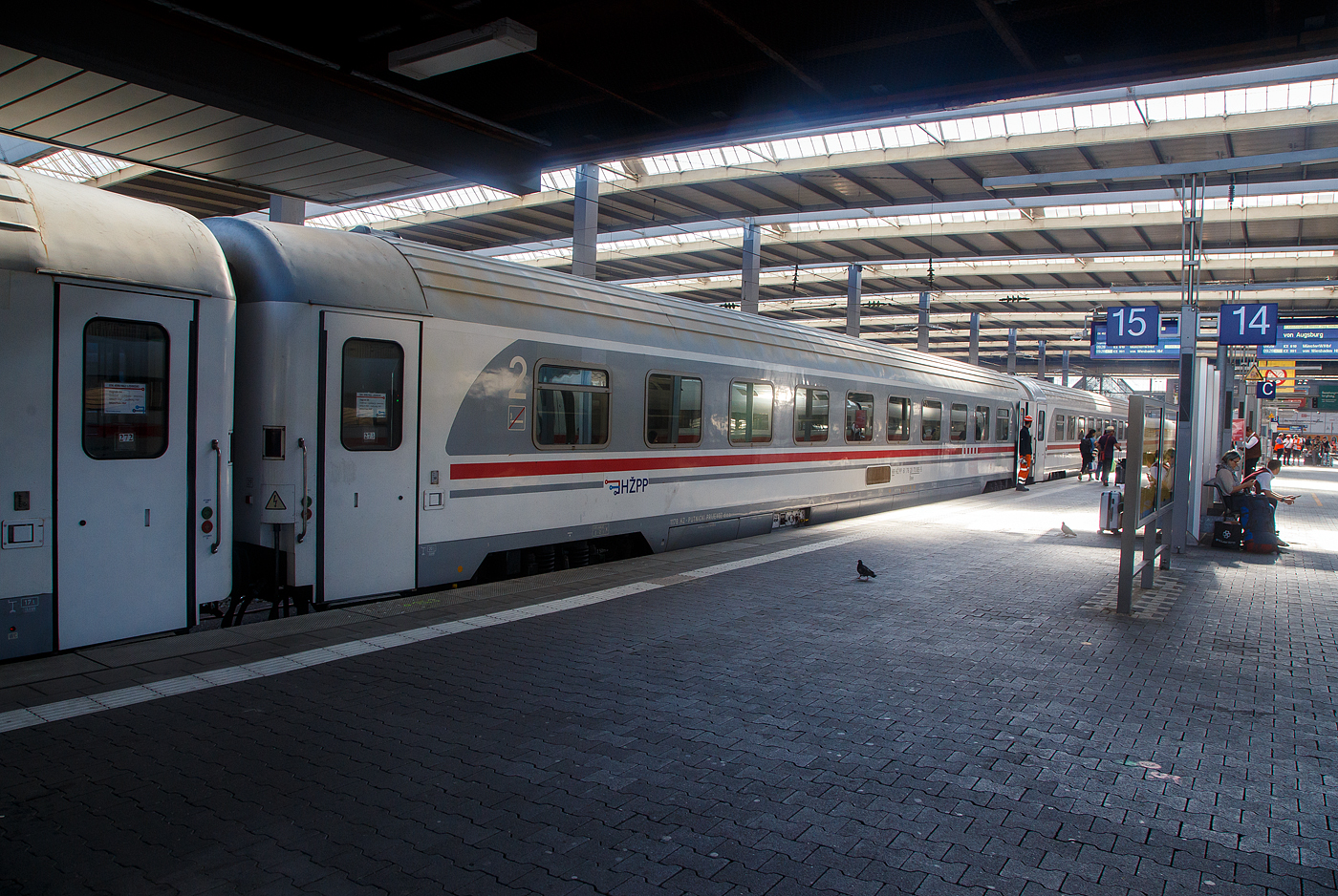 Der 2te Klasse Reisezugwagen (Abteilwagen) HR-HŽPP 61 78 20-70 085-5 der Gattung Bee der HŽPP - Hrvatske željeznice Putnički prijevoz/ Kroatische Eisenbahnen Personenverkehrssparte am 25 Juli 2022 im Hbf München eingereiht im Zugverband als Wagen 273 des EN 498 „Lisinski“ (Zargreb – Dobova – Ljubjana – Jesenice – Villach – Salzburg – München) / EN 462 „Kálmán Imre“ (Budapest - Győr - Hegyeshalom - Wien Hbf - Linz – Salzburg - München).

TECHNISCHE DATEN:
Länge: 24.500 mm
Drehzapfenabstand: 17.200 mm
Achsabstand im Drehgestell: 2.500 mm
Eigengewicht: 50 t
Sitzplätze: 66 in 10 Abteilen á 6 Sitze in der 2. Klasse
WC/Toiletten: 2
Höchstgeschwindigkeit: 160 km/h
Bremse: KE-PR-Mg