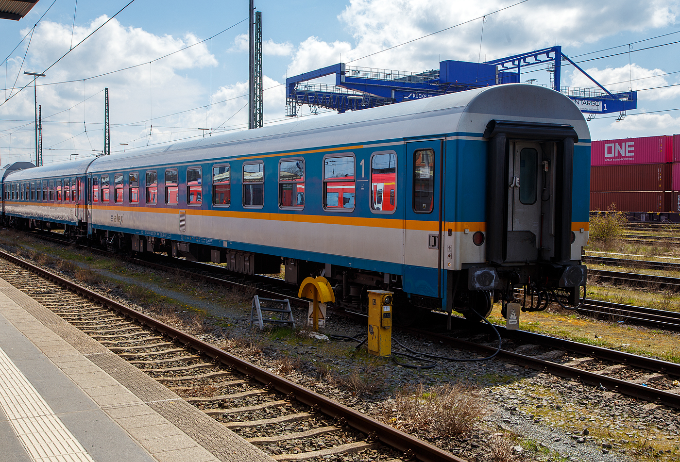 Der „alex“ 1./2. Klasse Reisezugwagen D-DLB 56 80 39-95 527-9, der Gattung ABvmz, der Die Länderbahn GmbH (alex) abgestellt am 21.04.2023 im Zugverband beim Hbf Hof. 

Der Wagen wurde 1991 vom Waggonbau Bautzen noch für die Deutsche Reichsbahn als D-DR 51 50 10-95 527-3 der Gattung/Bauart Amz 210.0 (DR Amz 1094) gebaut. Zum 01.01.1994 ging er an die DB Reise & Touristik AG und wurde 2001 zum D-DB 51 80 20-95 527-1 Bomz 210.2 umgebaut
Bomz 210.2 im Jahr 2003 wurde an die Regentalbahn (Muttergesellschaft der Länderbahn GmbH DLB) verkauft und zum heutigen ABvmz-Wagen umgebaut.

TECHNISCHE DATEN:
Hersteller:  Waggonbau Bautzen (1991) / Umbau VIS Halberstadt (2007)
Spurweite: 1.435 mm
Länge über Puffer: 26.400 mm
Wagenkastenlänge: 26.100 mm
Drehzapfenabstand: 19.000 mm
Achsstand im Drehgestell: 2.600 mm
Drehgestell Bauart: GP 200-S-Mg
Leergewicht: 41 t
Höchstgeschwindigkeit: 200 km/h
Zulassungen für: RIC / D, A und CH (einspannungsfähig)
Sitzplätze: 20 in der 1. und 29 in der 2. Klasse, 2 Rollstuhlplätze
Abteile: 4 Abteile 1. Klasse; 4 Abteile 2. Klasse; 1 Mehrzweckabteil
Toiletten: 2, davon 1 behindertengerecht
Bremsbauart: KE-GPR-Mg

Die Wagen der ehemaligen Gattung Amz 210 und Amz 210.1 sind die jüngsten Fahrzeuge im Bestand des ALEX. Die Wagenserie entstand 1991 beim Waggonbau Bautzen, ehemals VVB LOWA (Vereinigung Volkseigener Betriebe des Lokomotiv- und Waggonbaus, später VEB Kombinat Schienenfahrzeugbau der DDR), später nach der Wende Deutsche Waggonbau AG (DWA) und heute Bombardier, im Auftrag der Deutschen Reichsbahn. Sie entstanden nach dem Vorbild der Ame-Wagen des RAW Halberstadt (spätere Am 201) und den UIC-Z-Normen. Es wurden insgesamt 40 Wagen gebaut, die ab Werk im blauen Interregio-Farbschema lackiert waren, innen jedoch noch klassische Schnellzugwagen waren. Eingesetzt wurden sie bis 2002 im Interregio-Verkehr. Zum Schluss liefen sie teilweise noch in Regionalexpresszügen, im Jahr 2003 wurde diese Wagenserie (gerade einmal 12 Jahre alt!) komplett ausgemustert. 22 Wagen dieses Typs konnte die Regentalbahn von der DB kaufen, 2 Wagen wurden als Ersatzteilspender verwendet, so dass sich aktuell 20 Wagen im Bestand des ALEX (Die Länderbahn GmbH - DLB) befinden. 

Die Wagen besaßen ursprünglich 10 Abteile mit je 6 Sitzplätzen, beim ALEX wurden vier Abteile zur 1.Klasse mit je 5 Sitzplätzen, vier Abteile zur 2.Klasse mit je 6 Sitzplätzen, das zehnte Abteil entfiel zugunsten eines kleinen Mehrzweckbereichs. Einige Wagen laufen als rein zweitklassige Wagen.

Zur Einsetzbarkeit: Die Wagen mit den Ziffern 90 an 
der 7. und 8. Stelle der Wagennummer sind mehrspannungsfähig, die Wagen mit den Ziffern 95 an dieser Stelle (wie dieser hier) sind nur einspannungsfähig - die Versorgung der Zugsammelschiene ist nur mit der in Deutschland üblichen Spannung von 1000V und 16 2/3 Hz möglich.