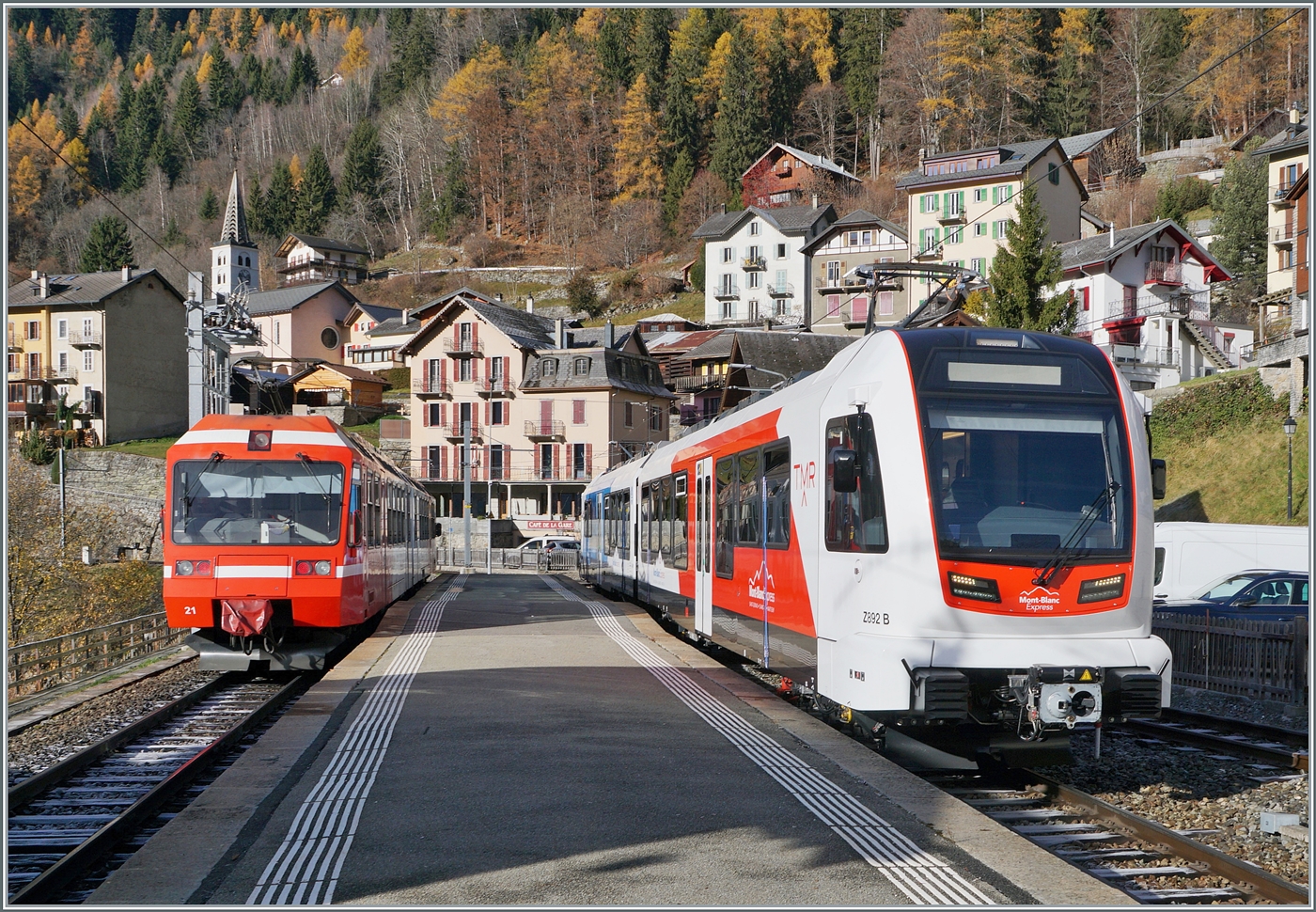 Der alte geht, der neue kommt : der TMR Beh 4/8 21 (UIC 90 85 838 0872-4 CH-TMRSA) als R 26210 auf der Fahrt von Vernayaz nach Vallorcine verlässt Finhaut, während der neue TMR /SNCF Beh 4/8 92 / 983 (UIC 90 85 838 0892-2) auf einer Testfahrt nach Salvan auf die Abfahrt wartet. 

19. November 2025