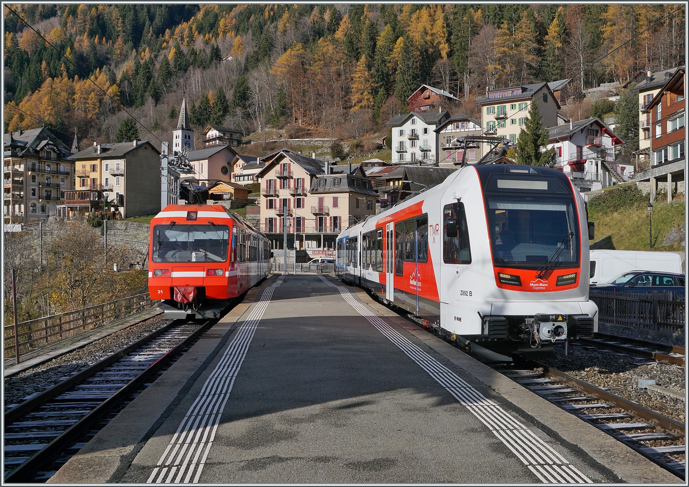 Der alte geht, der neue kommt : der TMR BDeh 4/8 21 (UIC 90 85 838 0872-4 CH-TMRSA) als R 26210 auf der Fahrt von Vernayaz nach Vallorcine verlässt Finhaut, während der neue TMR /SNCF Beh 4/8 92 / 983 (UIC 90 85 838 0892-2) auf einer Testfahrt nach Salvan auf die Abfahrt wartet.

19. November 2025 