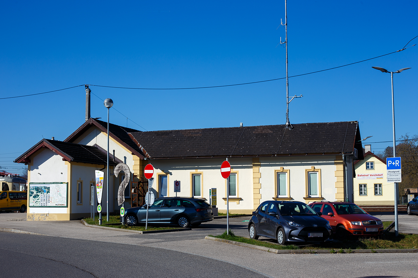 Der Bahnhof Vorchdorf-Eggenberg (Normalspurseite, Endbahnhof der Lokalbahn Lambach – Vorchdorf-Eggenberg) von der Straenseite am 04 April 2025.

Hier besteht dann Anschluss an die Schmalspurige Traunseebahn (Lokalbahn Gmunden–Vorchdorf) nach Gmunden. Beide Bahnen werden von der Stern & Hafferl Verkehrsgesellschaft m.b.H. betrieben.
