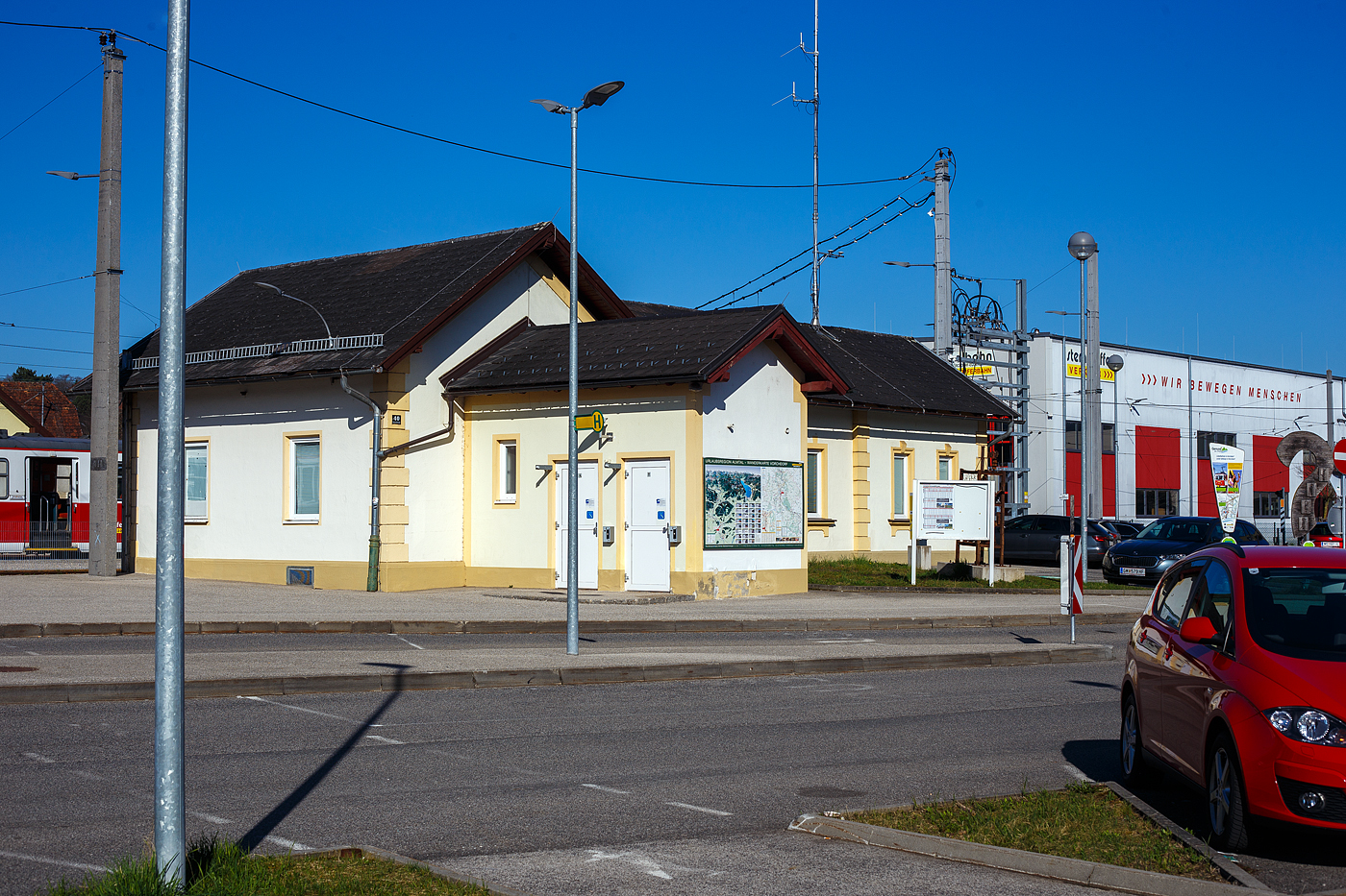 Der Bahnhof Vorchdorf-Eggenberg (Normalspurseite, Endbahnhof der Lokalbahn Lambach – Vorchdorf-Eggenberg) von der Straenseite am 04 April 2025.

Hier besteht dann Anschluss an die Schmalspurige Traunseebahn (Lokalbahn Gmunden–Vorchdorf) nach Gmunden. Beide Bahnen werden von der Stern & Hafferl Verkehrsgesellschaft m.b.H. betrieben.